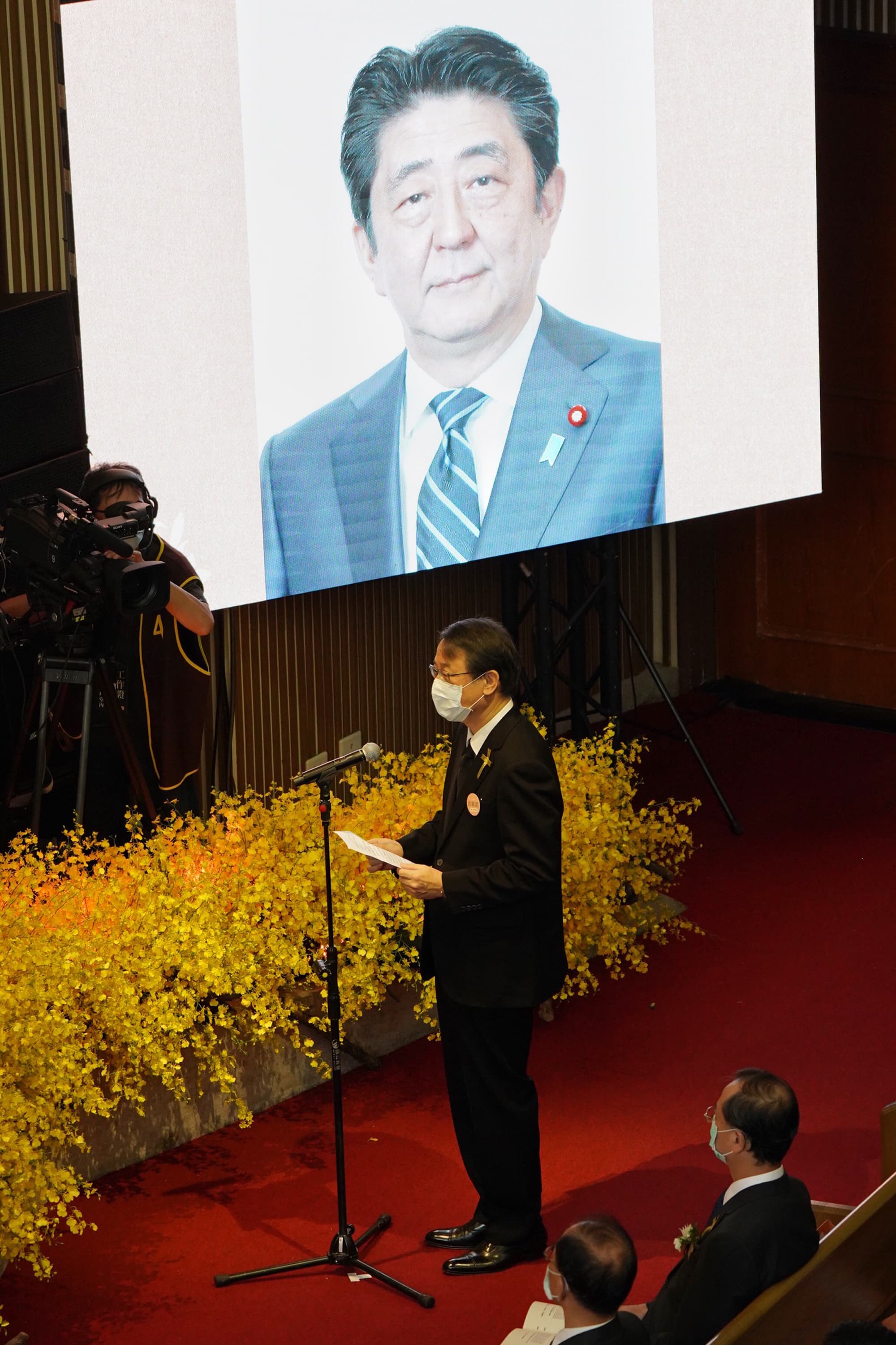 日本台灣交流協會代表泉裕泰在會場宣讀日本前首相安倍晉三悼詞,向李前總統致意。(中央社)