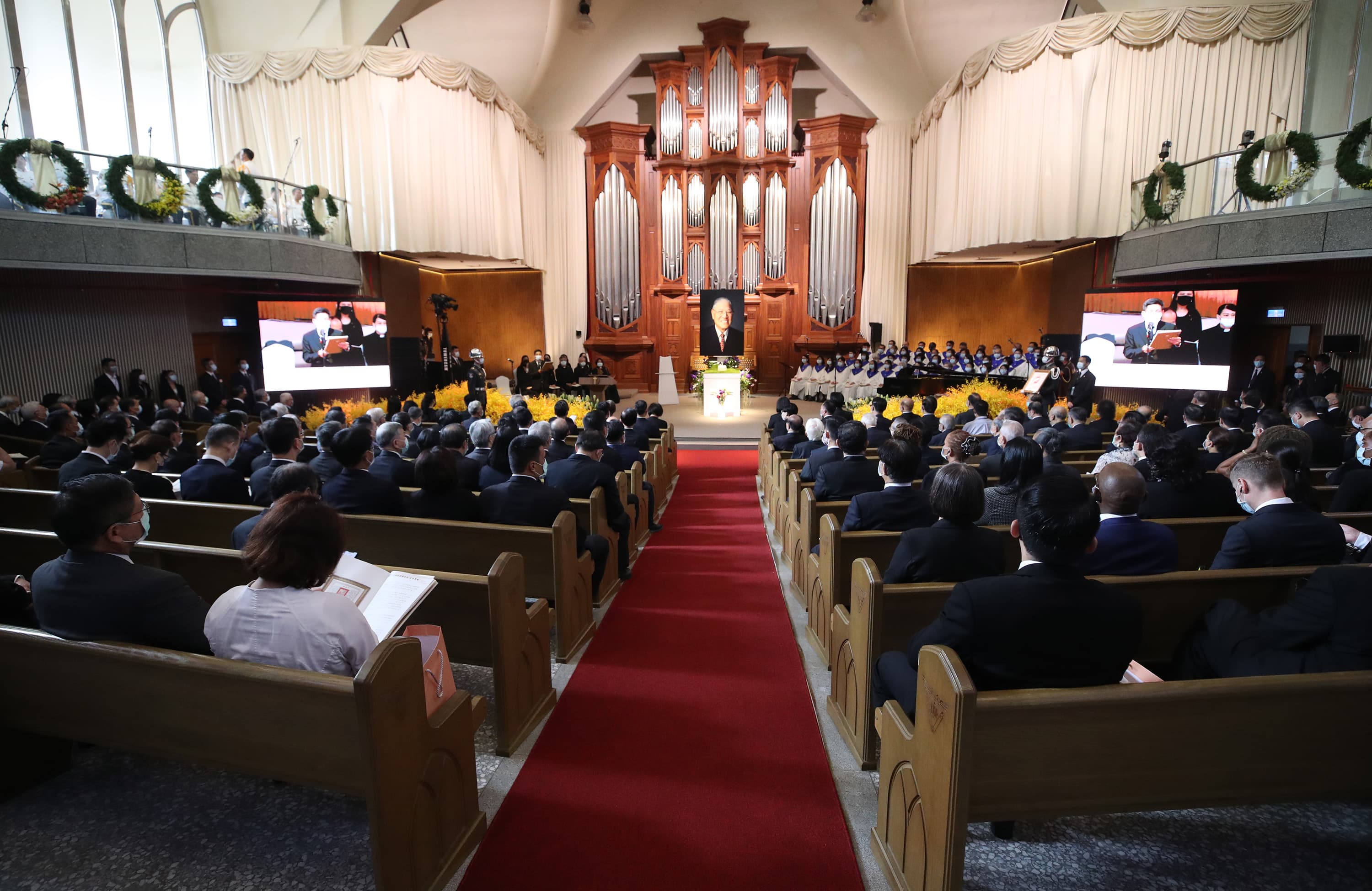 前總統李登輝的追思禮拜在真理大學大禮拜堂舉行,國內政要和外賓出席致意。(中央社)
