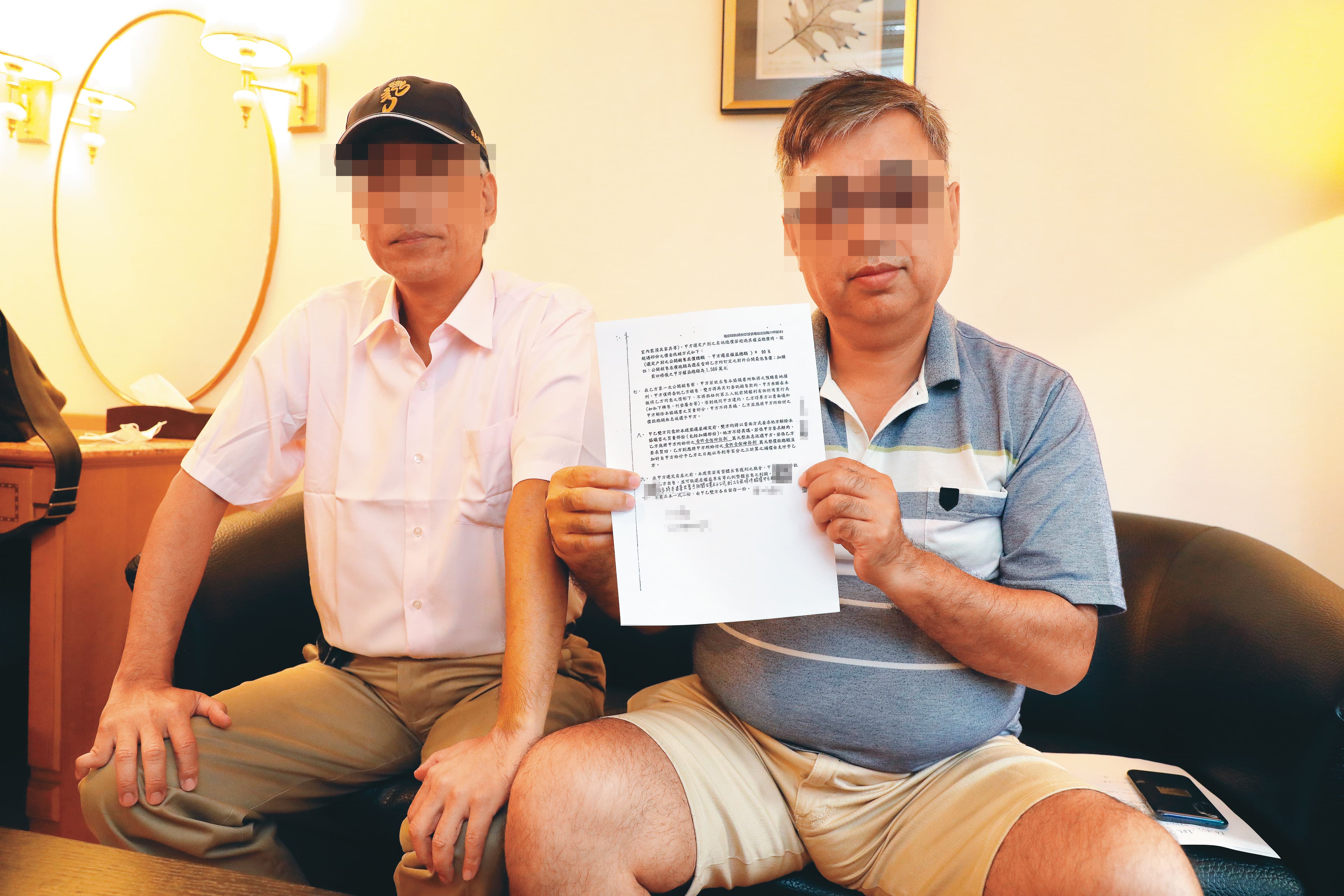 投資人林先生與阿仁出示與基泰簽的文件,怒批基泰惡意違約。
