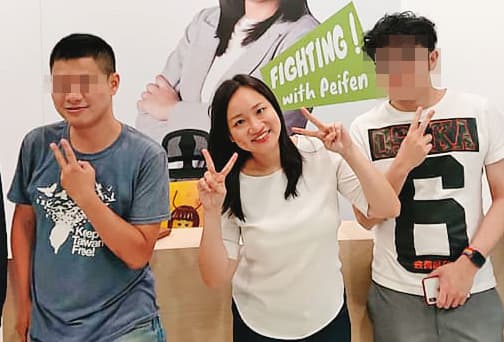 陳姓痴男(左)在去年謝佩芬(中)參選台北市立委期間曾在競選總部擔任志工。(翻攝謝佩芬臉書)