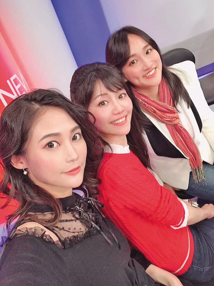 謝佩芬(右)擁有哈佛雙碩士高學歷,是民進黨重點栽培的明日之星。照片為謝選後與同黨立委賴品妤(左)、高嘉瑜(中)合照。(翻攝謝佩芬臉書)