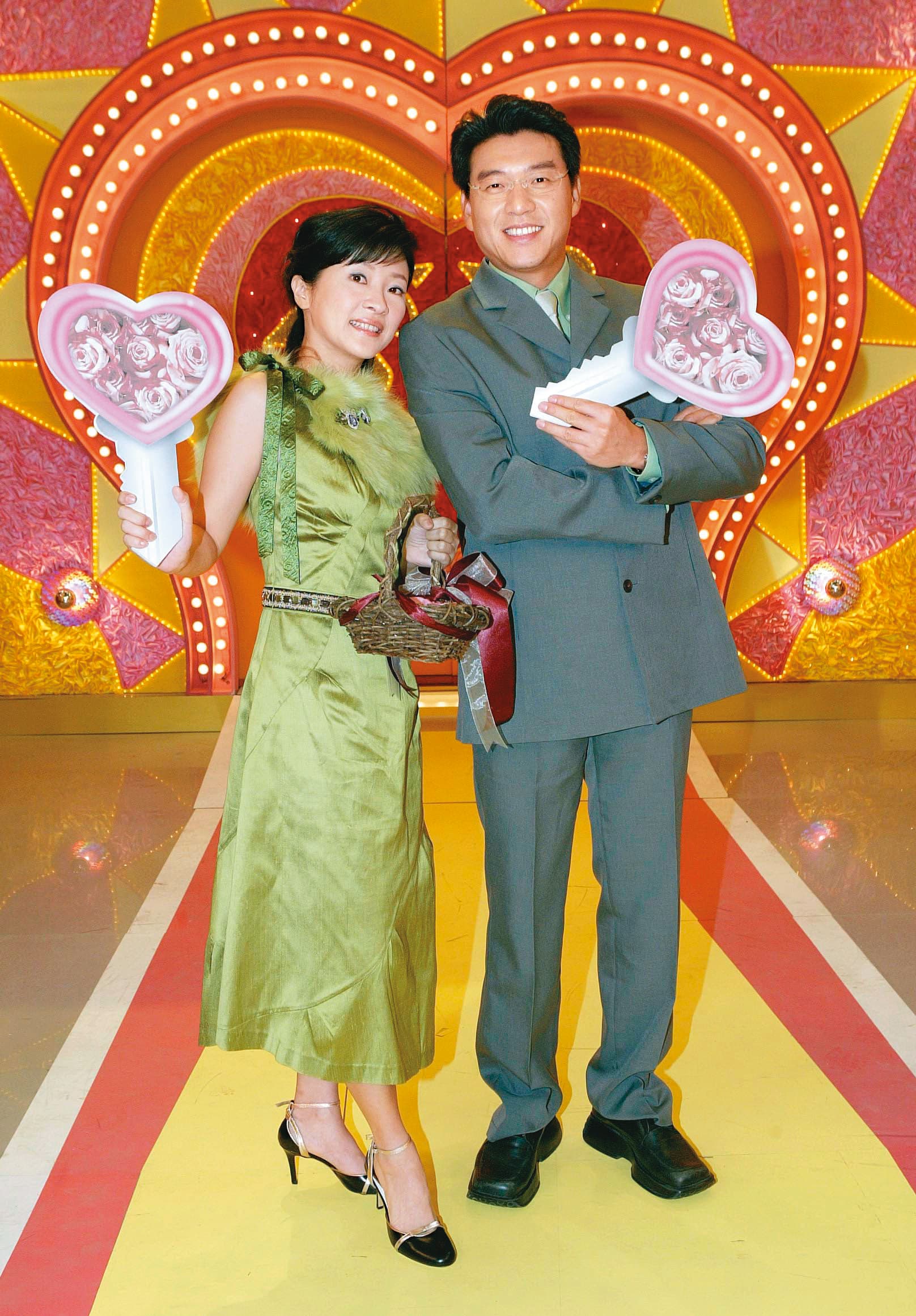 吳淡如(左)從《天天星期8》到《今晚誰當家》,與謝震武(右)合作長達15年,2人的代表作《今晚誰當家》更屢創收視佳績。(東方IC提供)