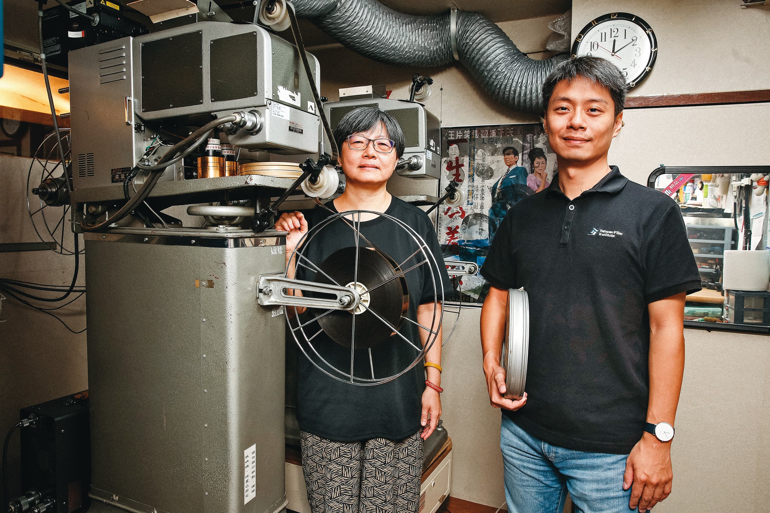 紀錄片《數電影的人》呈現修復工作的挑戰及辛勞,圖為國家影視聽中心典藏組長黃慧敏(左)與數位修復組長邱繼諺(右)。