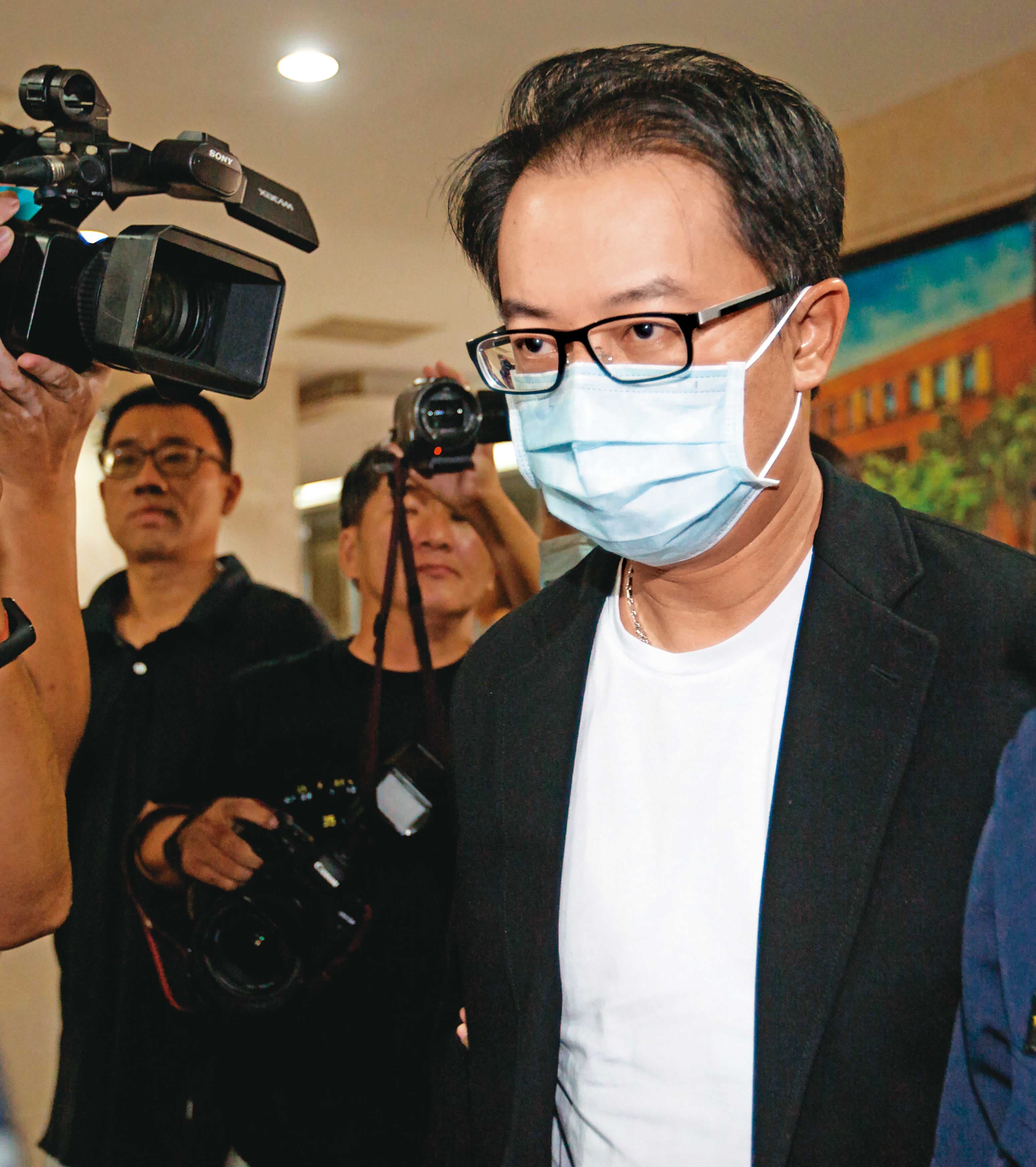 統領百貨總經理翁華利身兼天義公司財務長,涉嫌行賄立委,因認罪獲緩起訴。