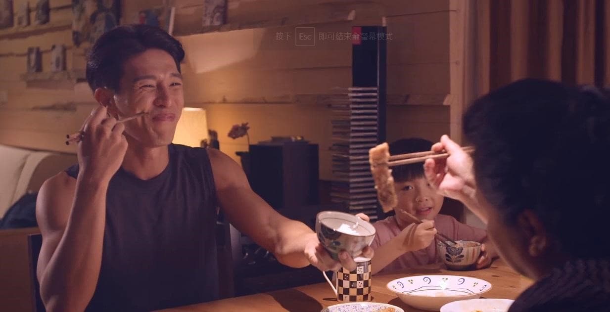 《我的婆婆怎麼這麼可愛》中,編劇將婆婆女兒的男友「艾力克」,塑造成孔武有力的大食怪,還把婆婆準備給孫子的食物都吃光。(翻攝myVideo)