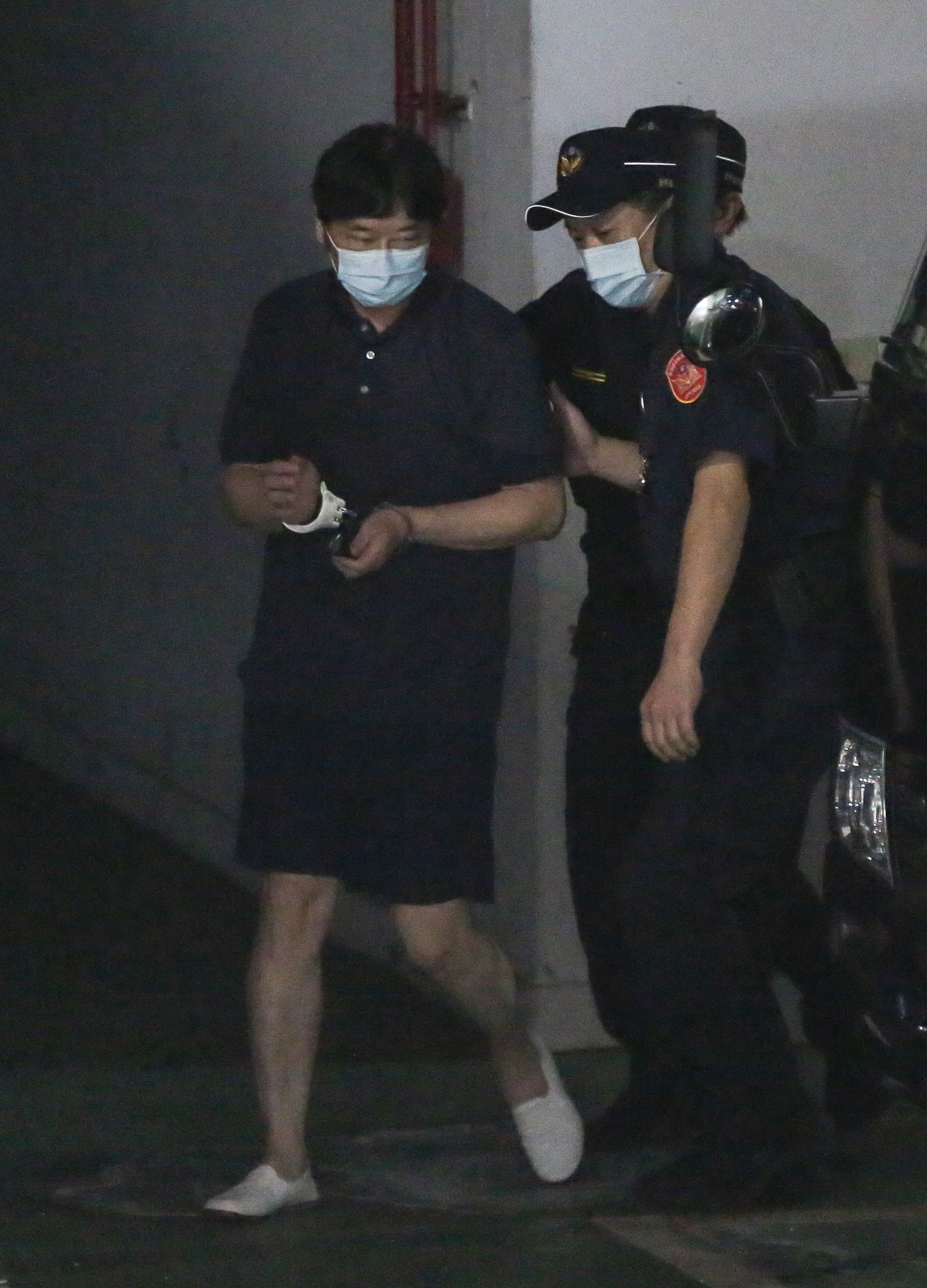 趙正宇(左)雖未被檢方認定涉及貪污罪,但仍因財產來源不明罪遭起訴。