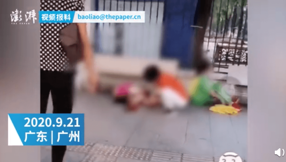 現場影片可見2名幼童倒臥在鮮血中,畫面怵目驚心。(翻攝自澎湃視頻)