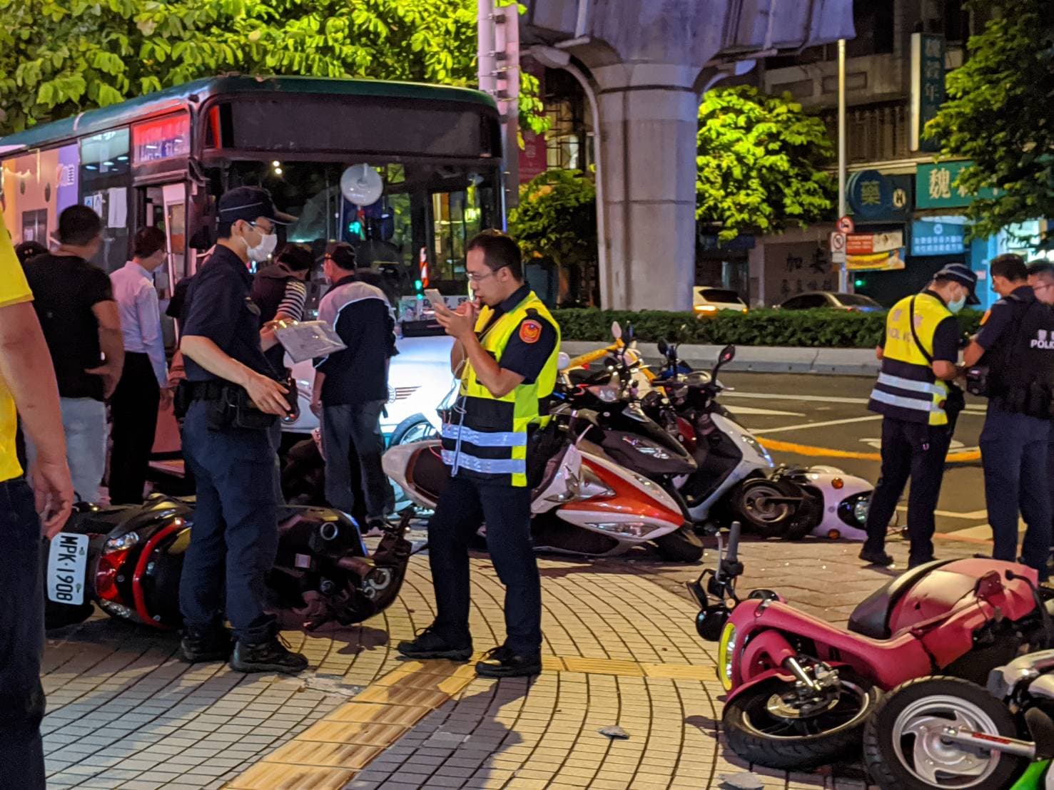 肇事駕駛對業者稱在值勤時有打瞌睡情形,警方事後將他依過失致死罪嫌移送法辦。