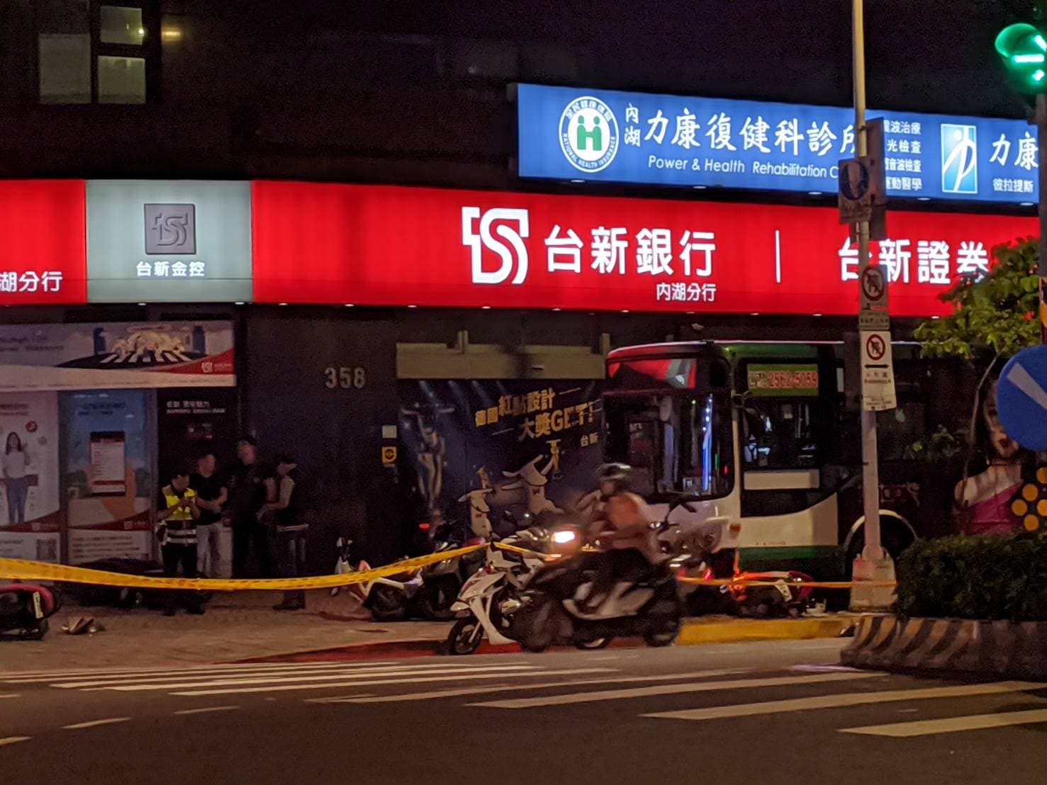 藍26線公車昨日於內湖路一處突失控衝上人行道。