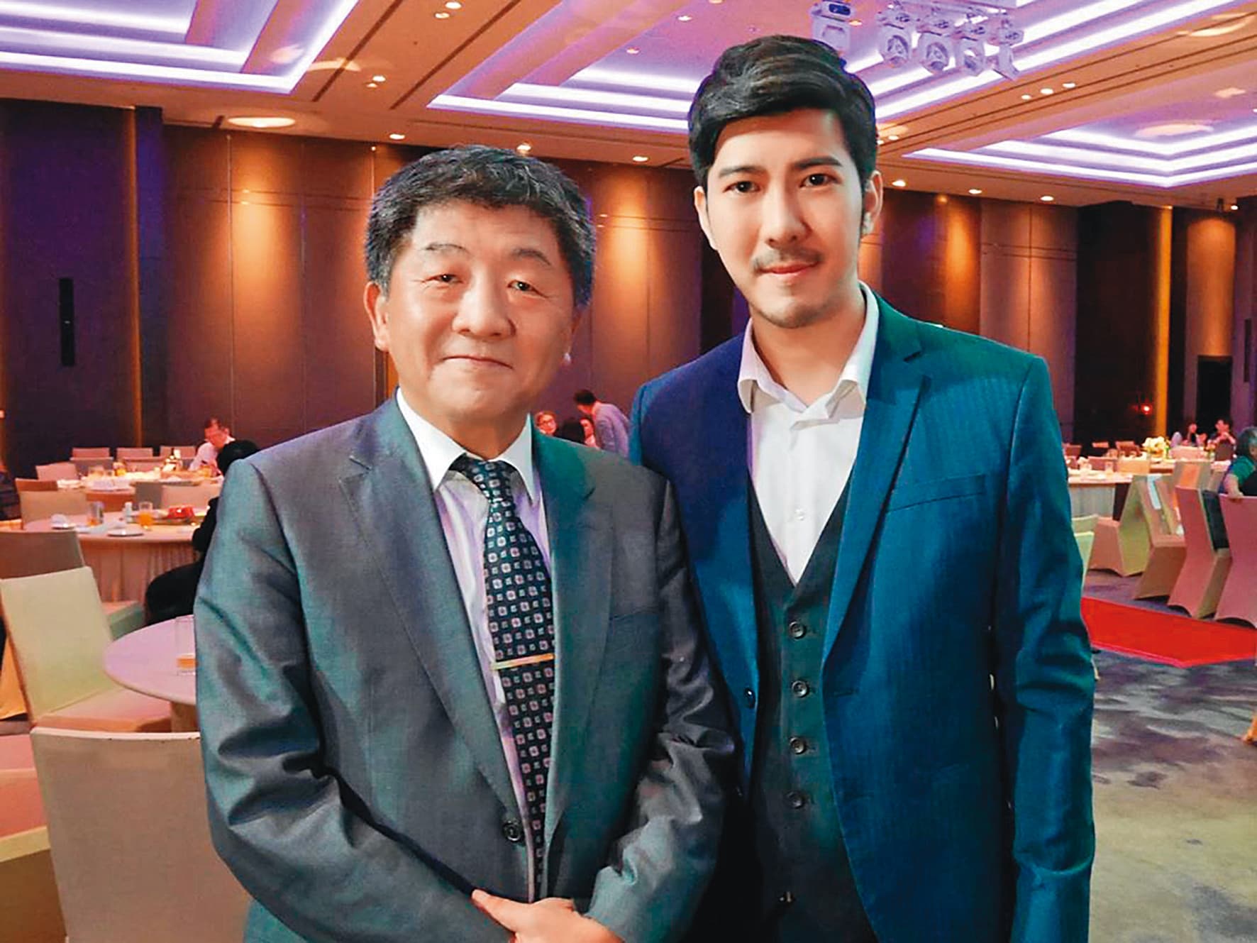 趙國翔(右)在北市南京西路上開設牙醫診所,日前還曾和衛福部長陳時中(左)合照。(翻攝自趙國翔IG)