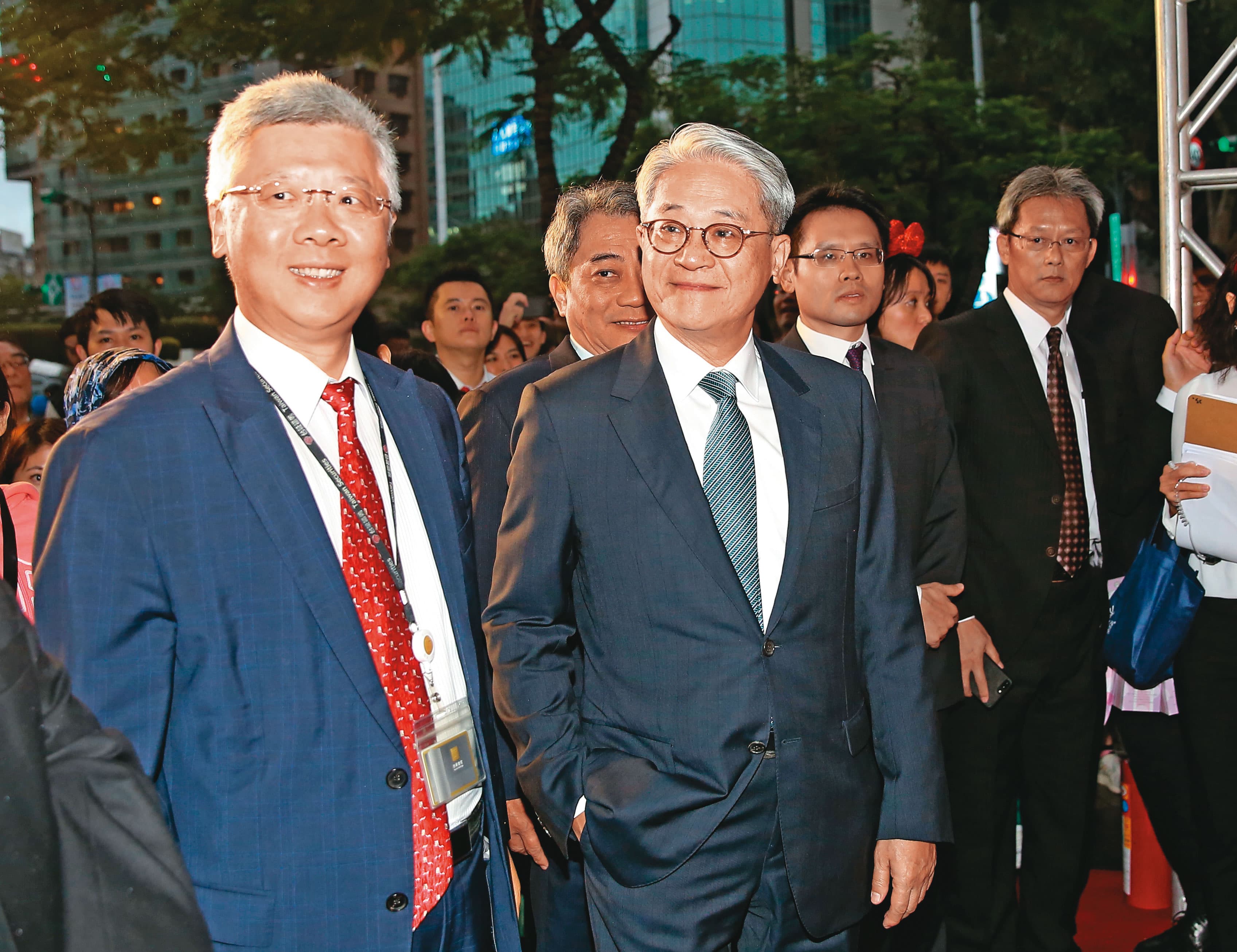 吳東亮(中)今年有機會一圓保險夢,決定對彰銀鬆手。