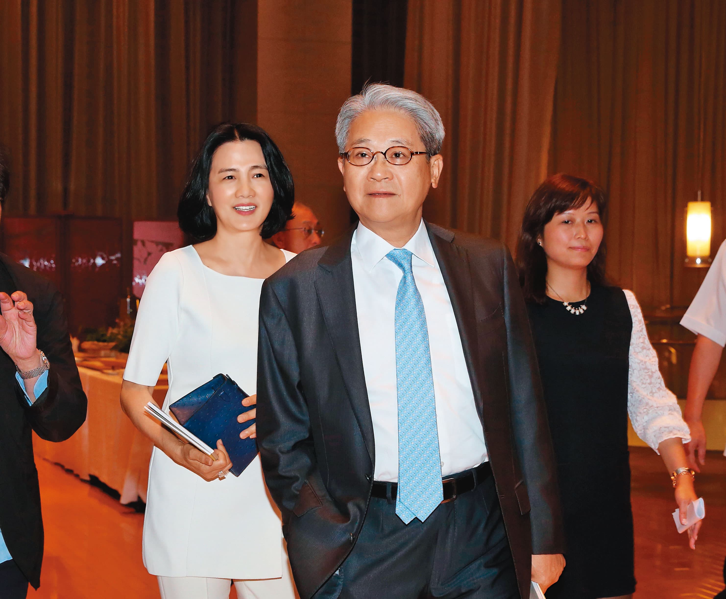 台新金董座吳東亮(中)拿保德信換彰銀,被外界稱為是划算的交易。
