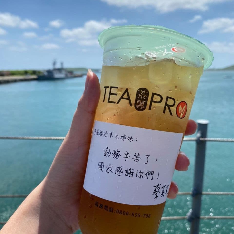 總統蔡英文今日親赴「愛國飲料店」,親自購買150杯飲料,表達對店家的感謝。(總統府提供)