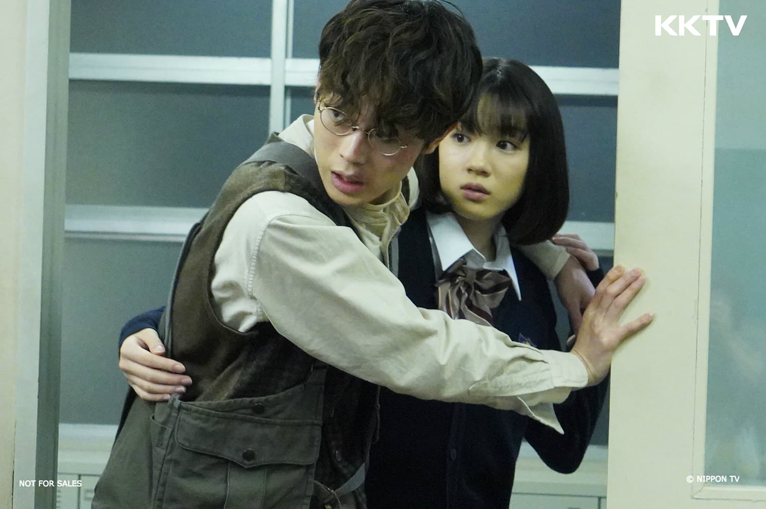 影帝菅田將暉(左)主演的《3年A班–從此刻起,大家都是我的人質》播出後佳評如潮。(KKTV提供)