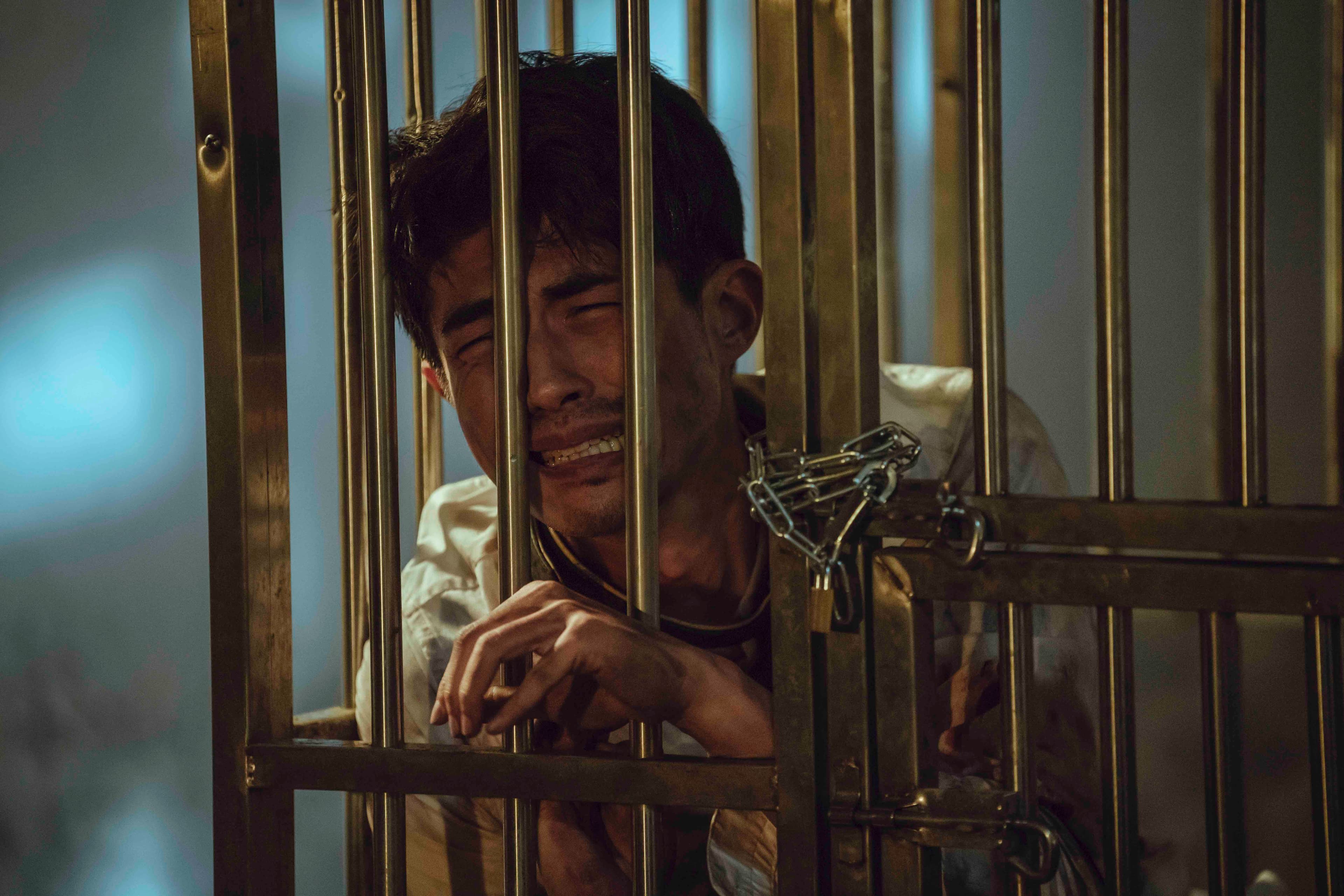 梁正群在《黑喵知情》劇中因為虐貓被關狗龍。(LINE TV提供)