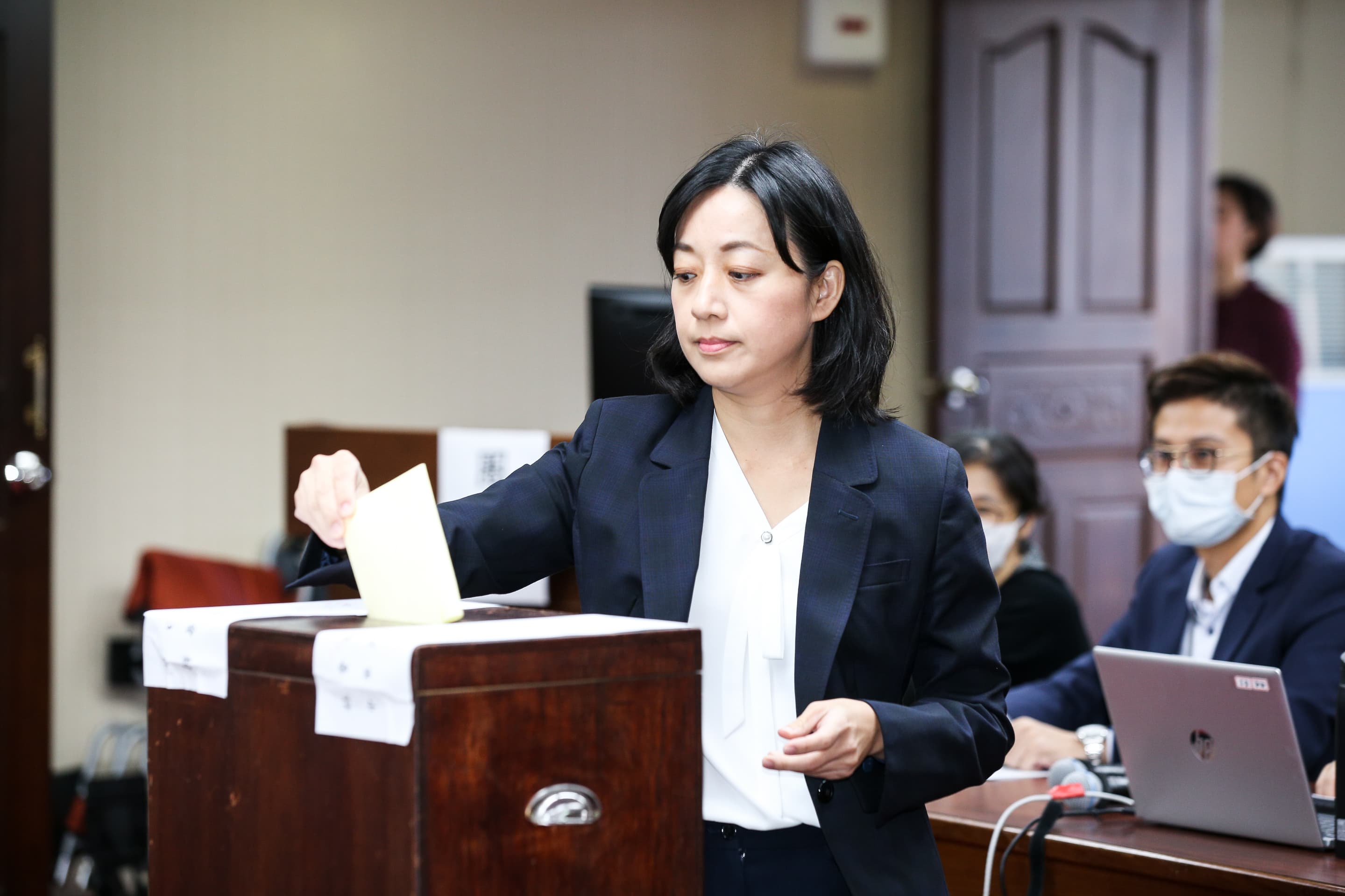 時代力量立委王婉諭(圖)投票支持民進黨團推派的立委洪申翰,讓藍綠席次打成5比10激戰。