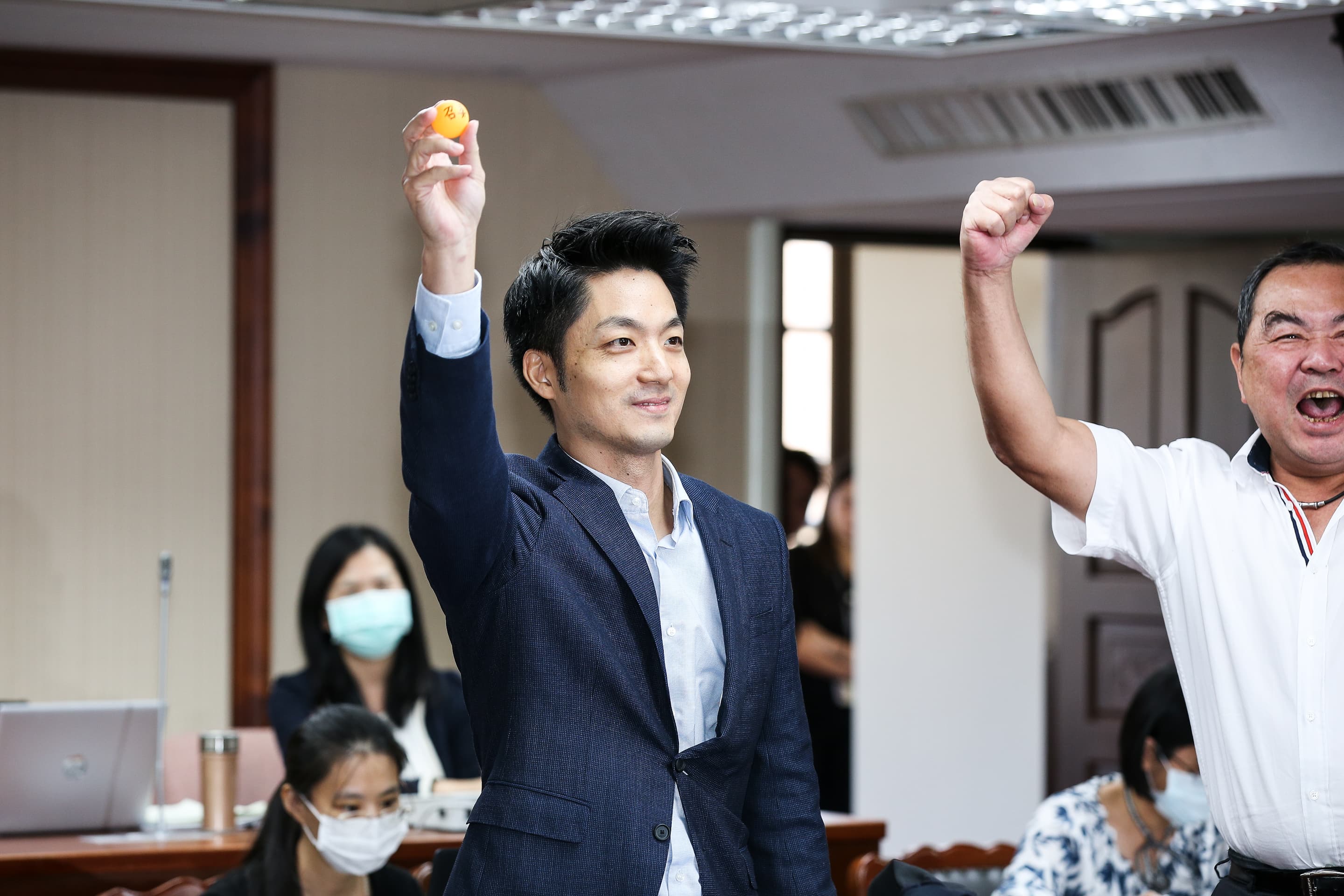 抽籤結果由蔣萬安幸運抽中當選召委。