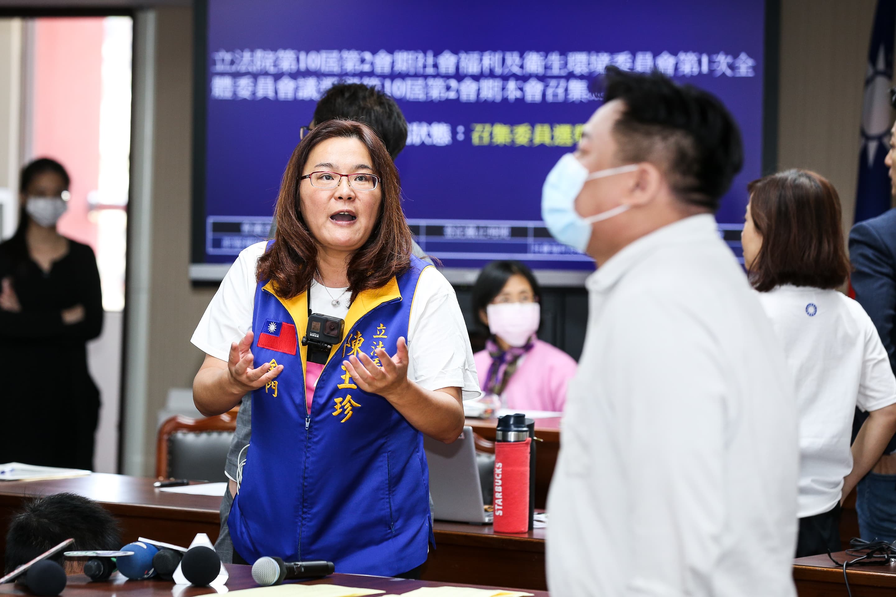 因蔣萬安、洪申翰與陳瑩票數相當,最後以抽籤決定召委人選,「金門女戰神」陳玉珍(左)跨委員會前來助陣。