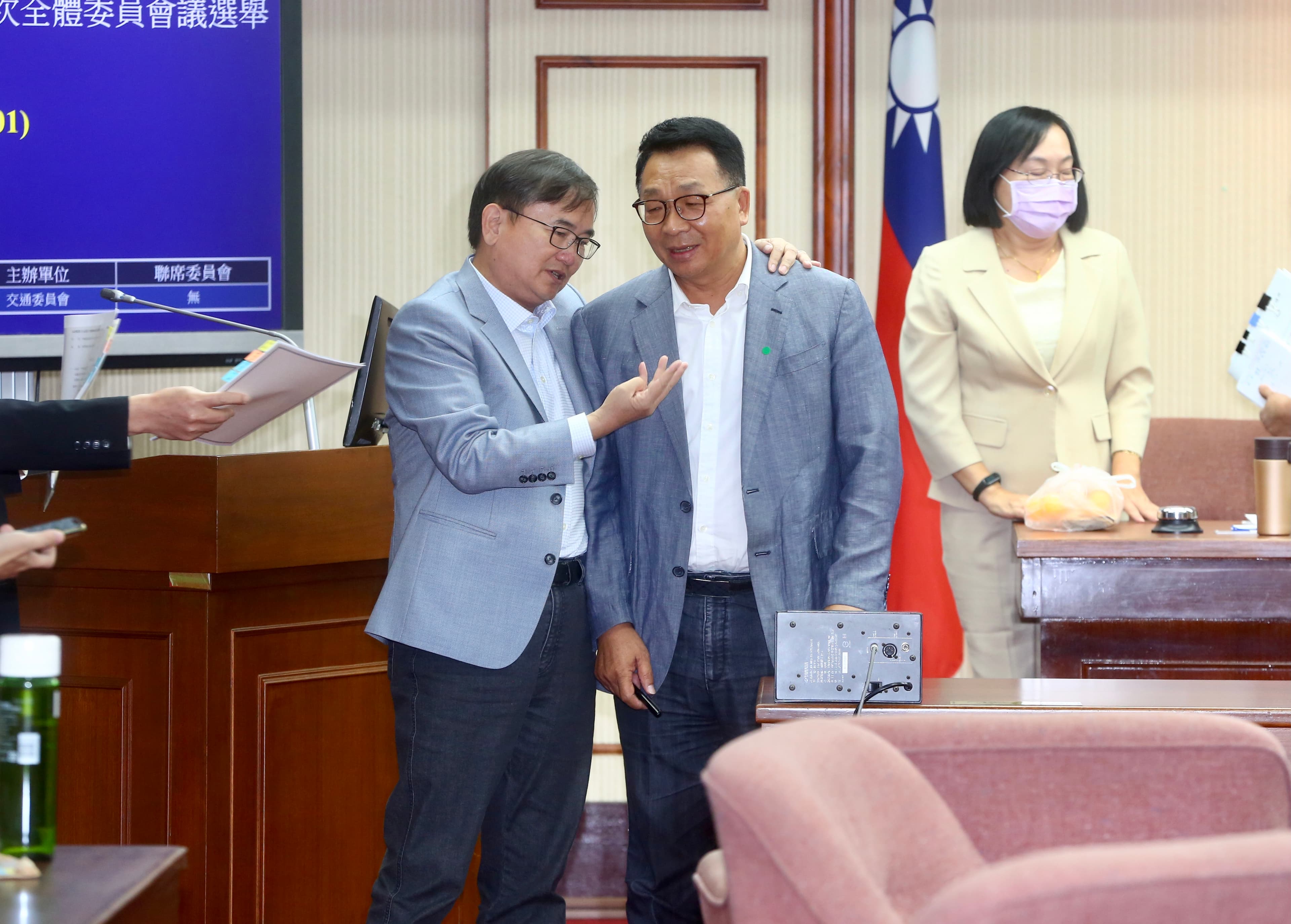 民進黨立委劉櫂豪、陳歐珀當選交通委員會召委。