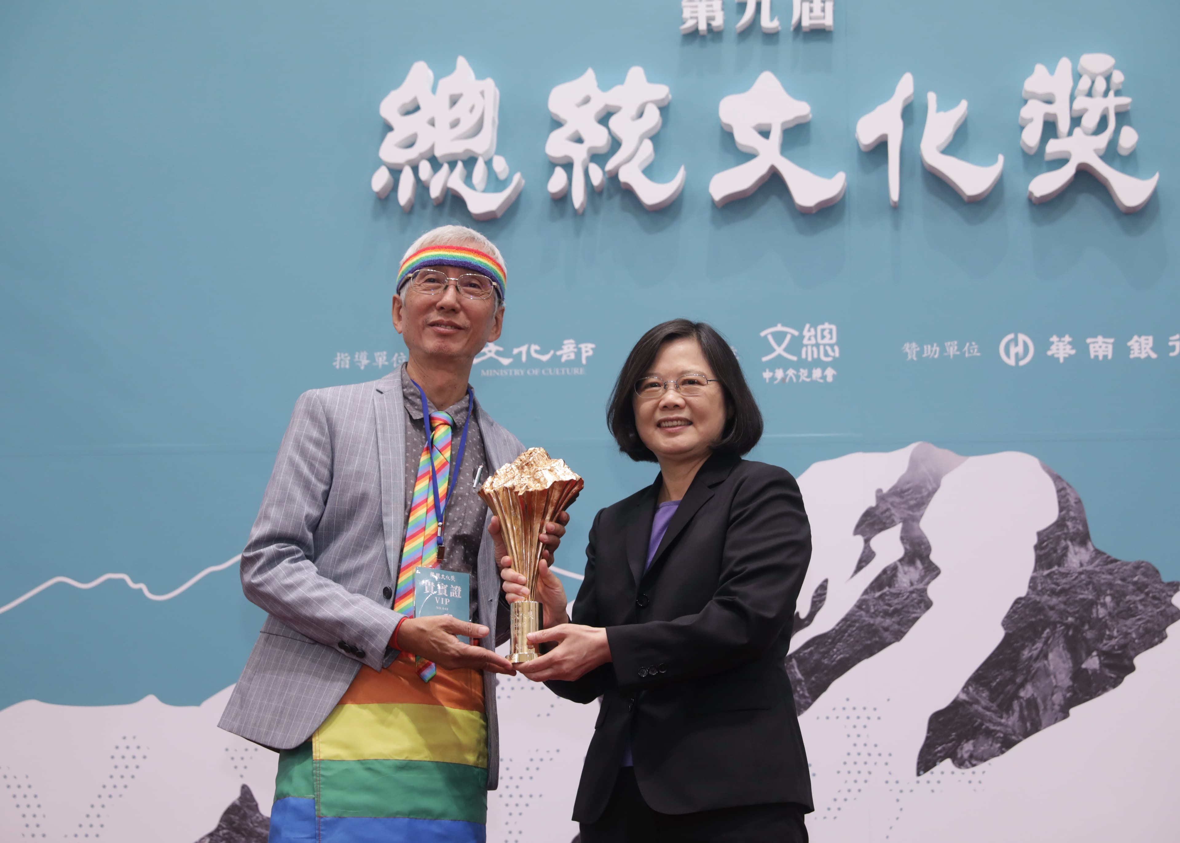 致力於同志權益和婚姻平權的祈家威先生(左)也上榜了《時代》今年的百大影響力人物。(總統府提供)