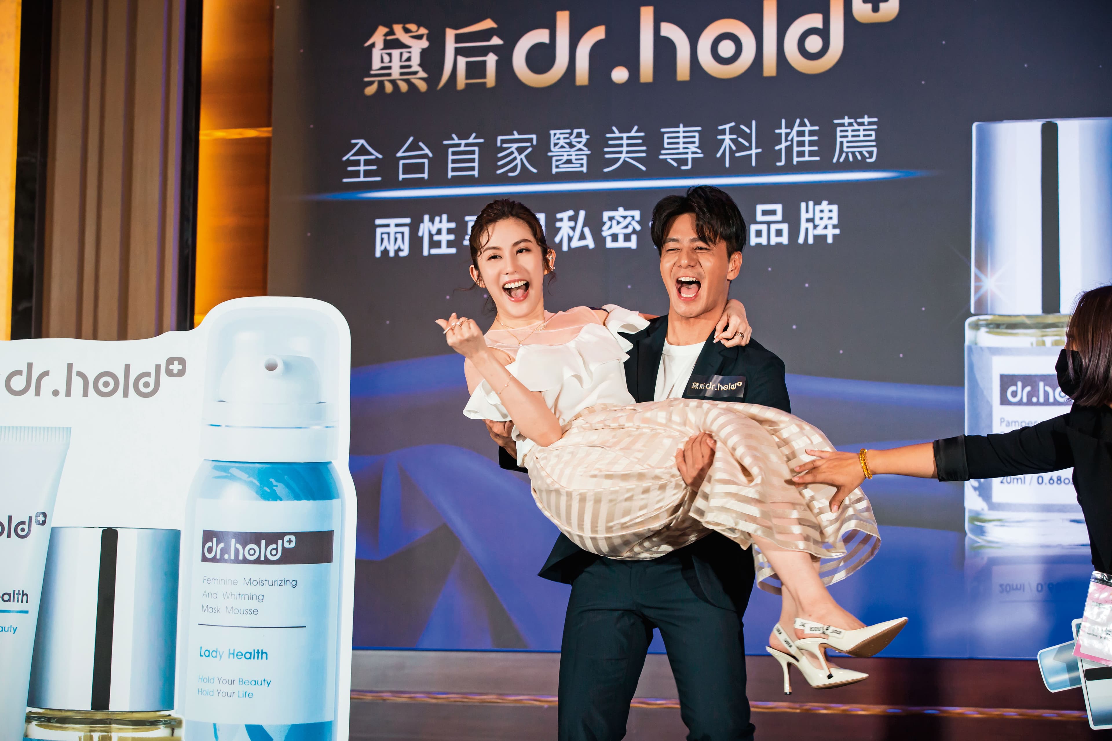 除了拍戲,王宇婕(左)透露,代言收入也是她的理財錢母。