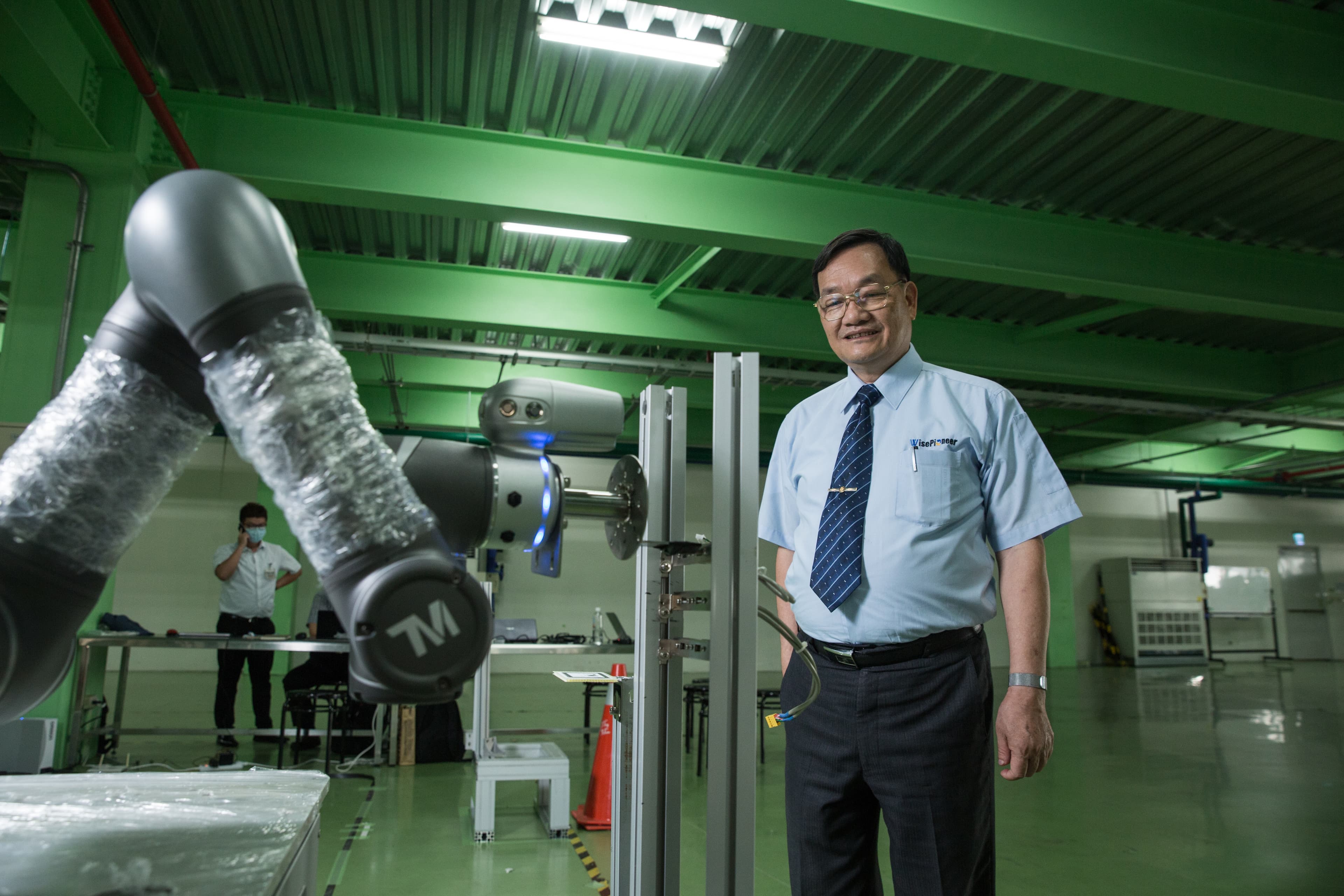 旭東機械替台積電量身訂做出晶圓盒全自動包裝機，打入半導體供應鏈，下一階段正積極布局晶圓自動倉儲系統，取代傳統人力作業。