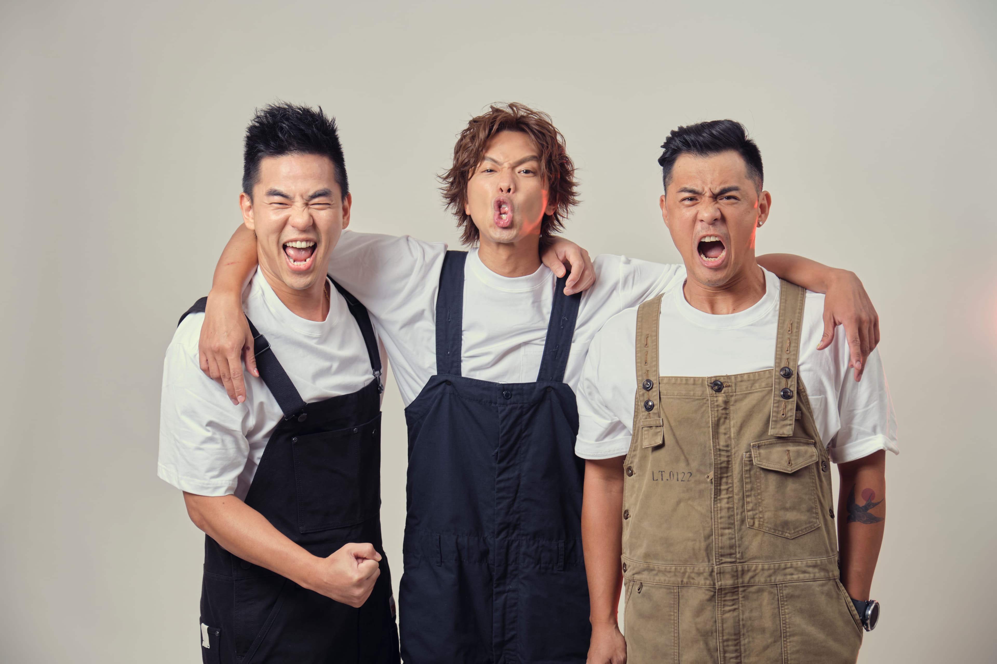 小鬼與柯有倫、竇智孔合作的新歌〈扛得住〉花絮曝光,新專輯原本已錄製好一半,沒想到卻發生憾事。(滾石唱片)