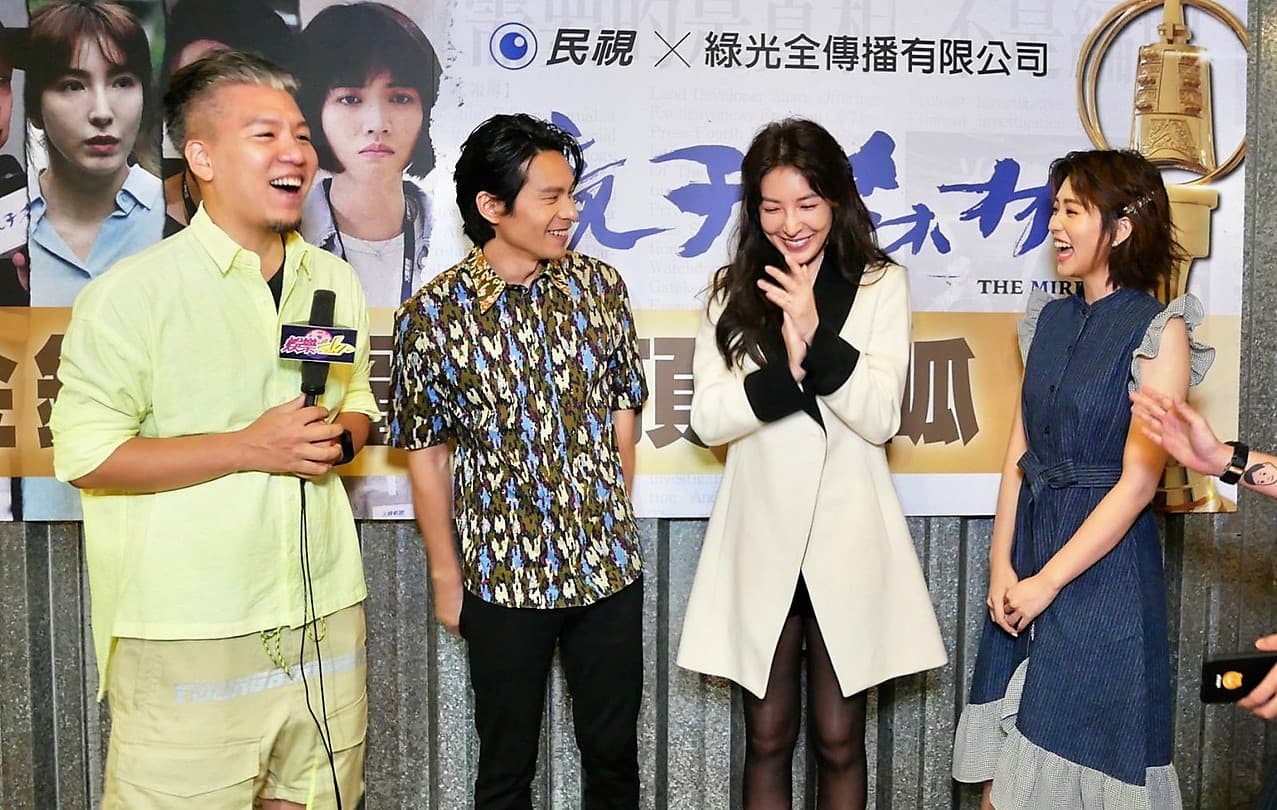 楊謹華(右二)接受《娛樂超skr》拷問時透露,對於與好友天心一起爭奪金鐘視后頭銜,認為誰得都好。(民視提供)