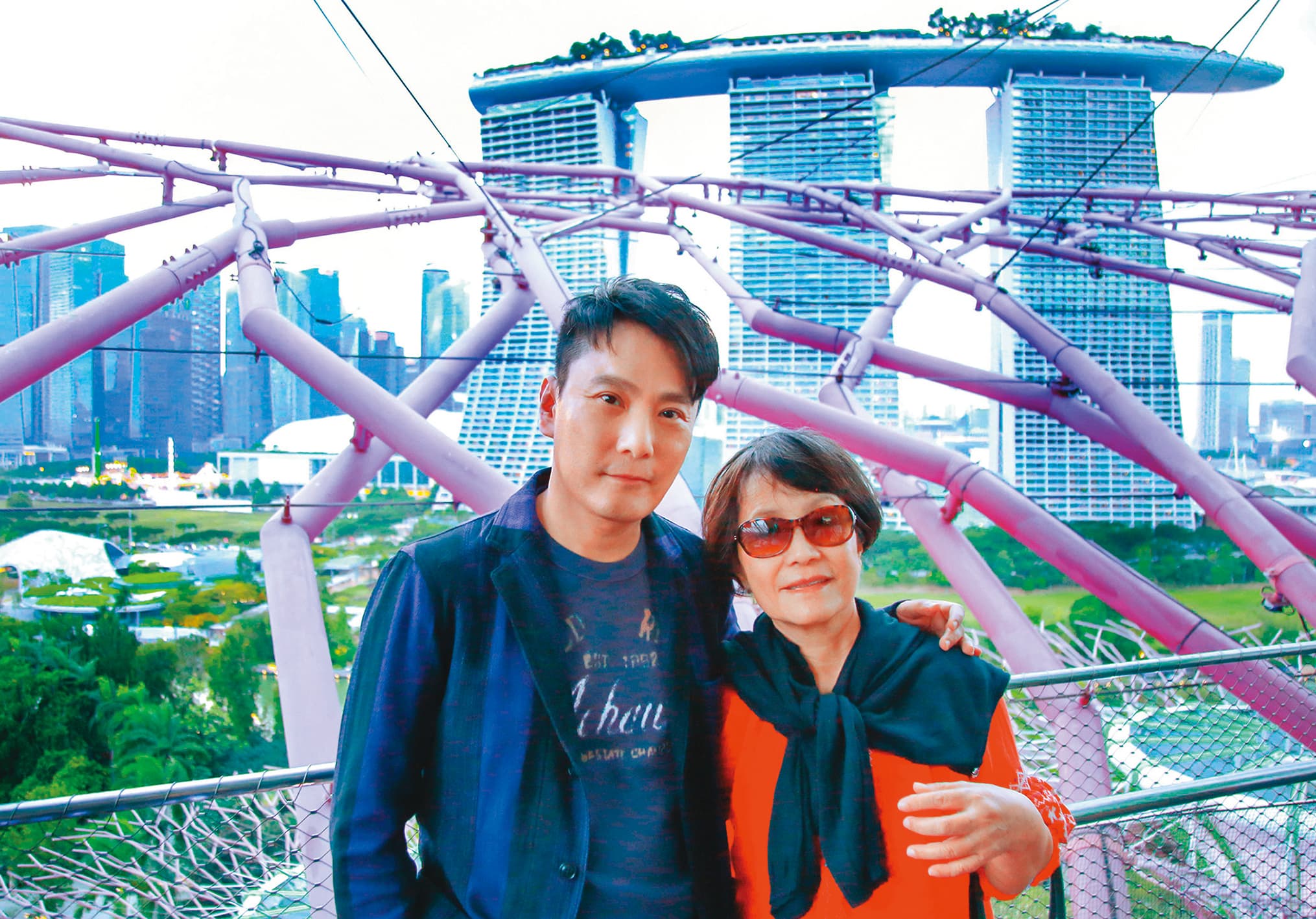 在工作人員眼中,張信哲是位孝順的長子,即使工作忙碌,他也常帶著母親到各地旅遊。(潮水音樂提供)