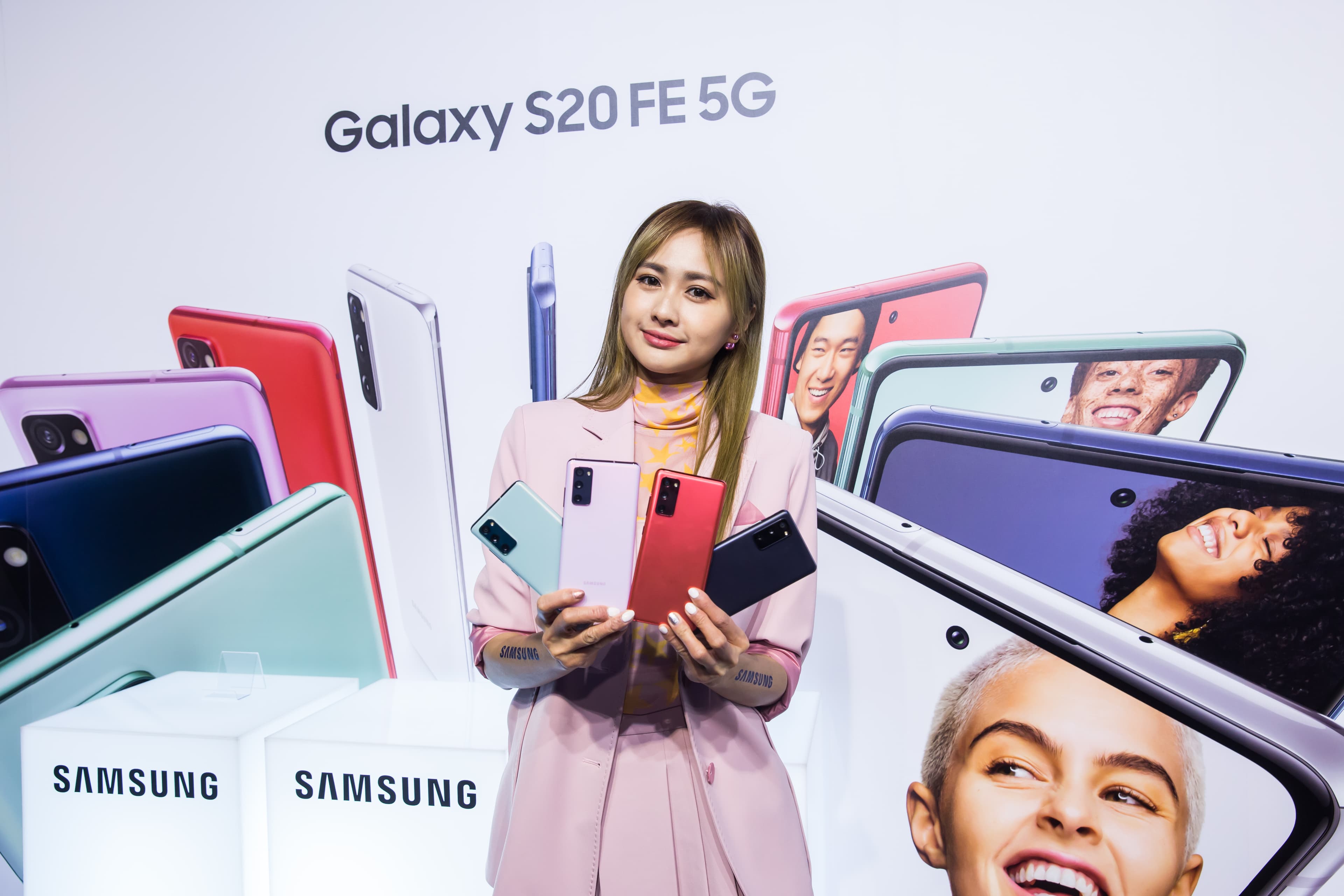 目前5G手機市占領先的韓國三星24日在台推出5G輕旗艦新機Galaxy S20 FE 5G,鎖定年輕族群。