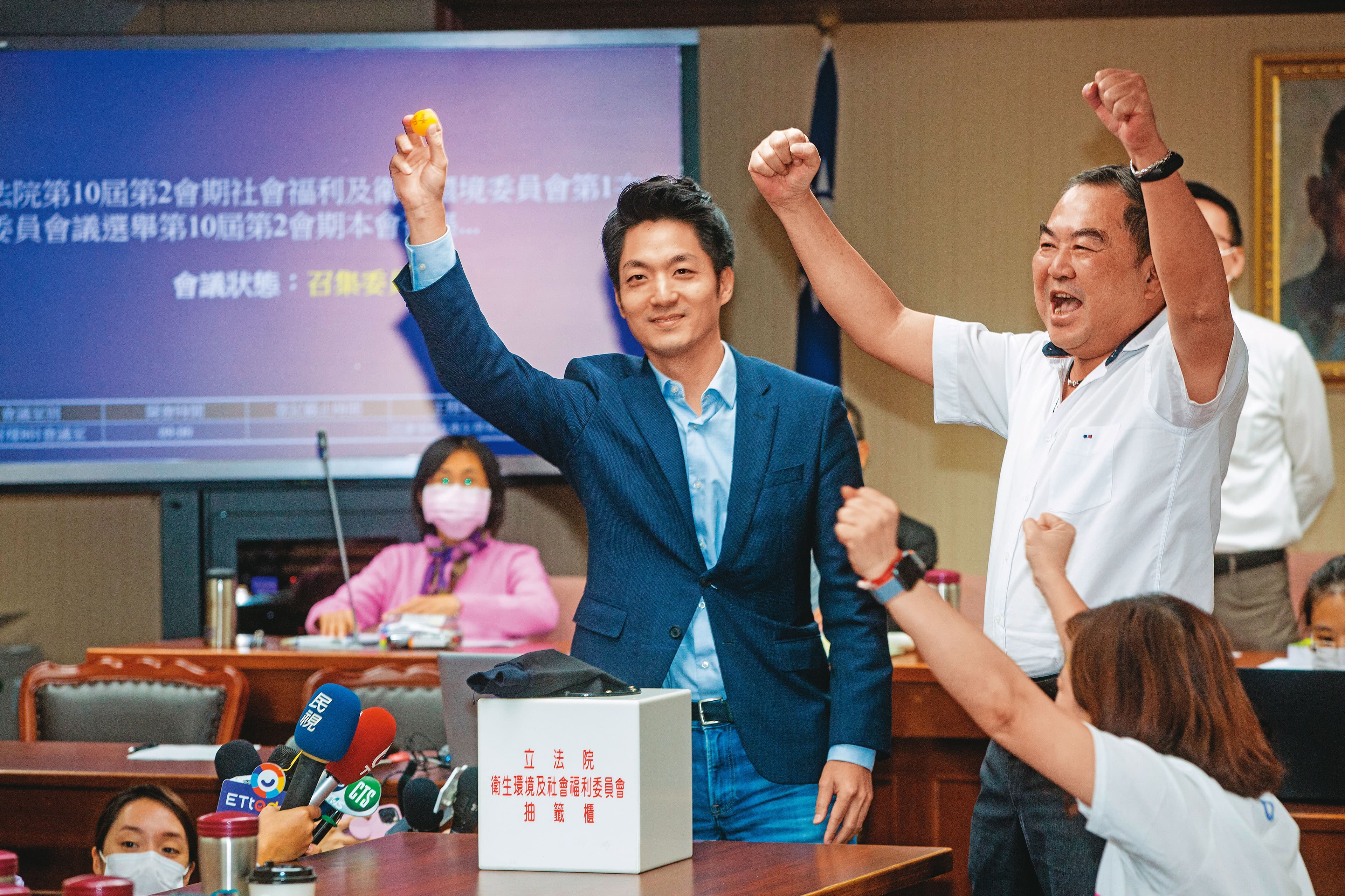 國民黨立委蔣萬安被視為藍營出戰台北市長目前最強人選,甫當選召委的他,將與潛在對手陳時中在立法院針對美豬議題過招。