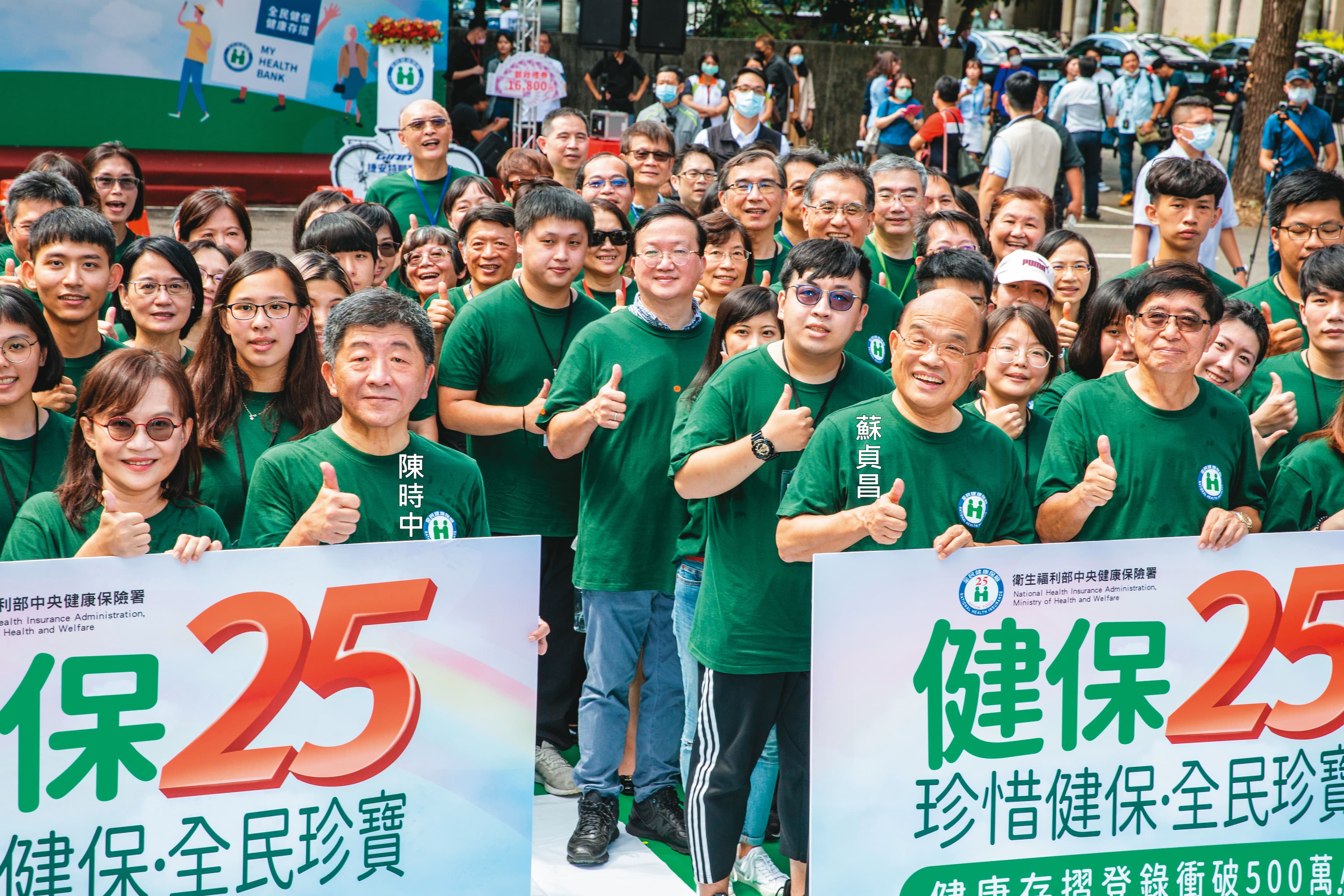 對於參選北市與否,陳時中說,要先挺過防疫、食安、健保3支箭,但「並不代表挺過之後就要選」。