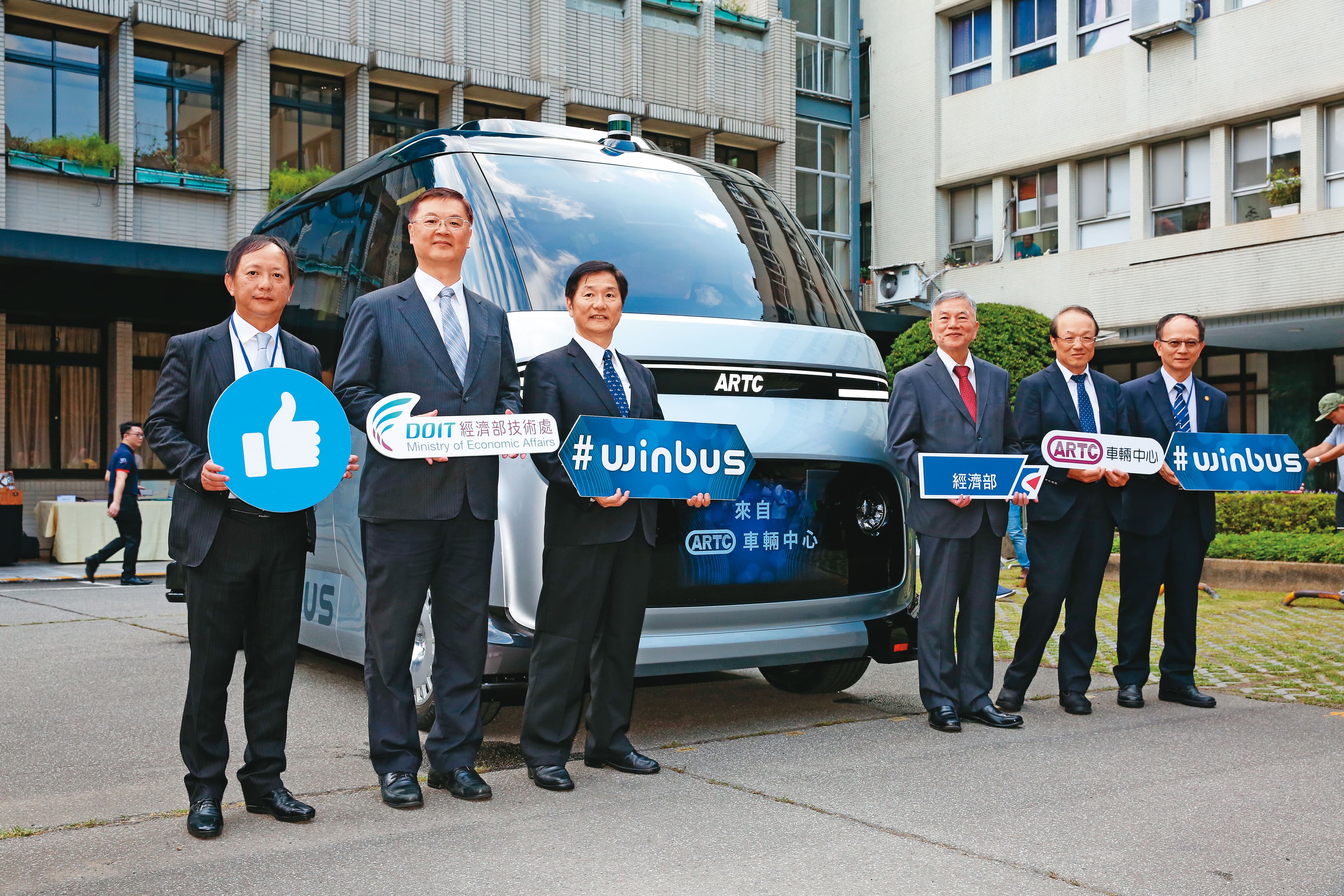 電動自駕車已成為全球重要趨勢之一,台灣政府也積極祭出相關優惠政策,鼓勵廠商發展電動車。去年國產自駕小巴亮相,時任經濟部長沈榮津(右3)、交通部次長祁文中(左3)出席活動。