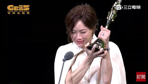 高怡平息影離開演藝圈多年,以《家庭8點檔轉轉發現愛》奪得本屆金鐘「生活風格節目主持人獎」,當場淚崩。(翻攝自三立電視)