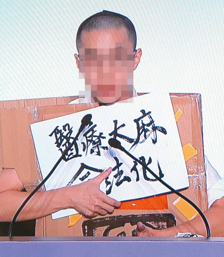 朱智德今年初參選立委,曾因穿紙箱參加電視政見會,登上媒體版面。(中選會提供)