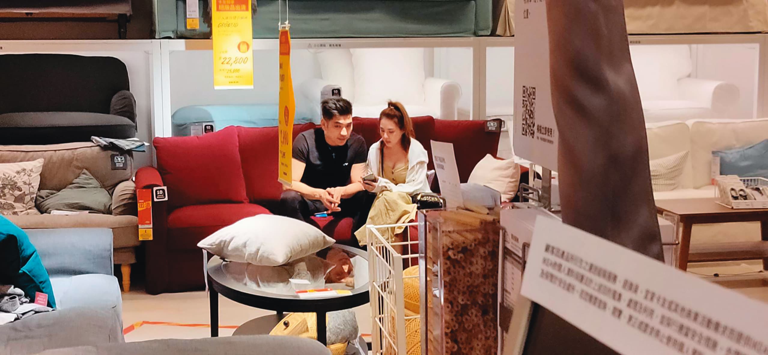 今年7月,熊熊(右)和鄭旭哲(左)一同到IKEA挑選家具,為新房布置。