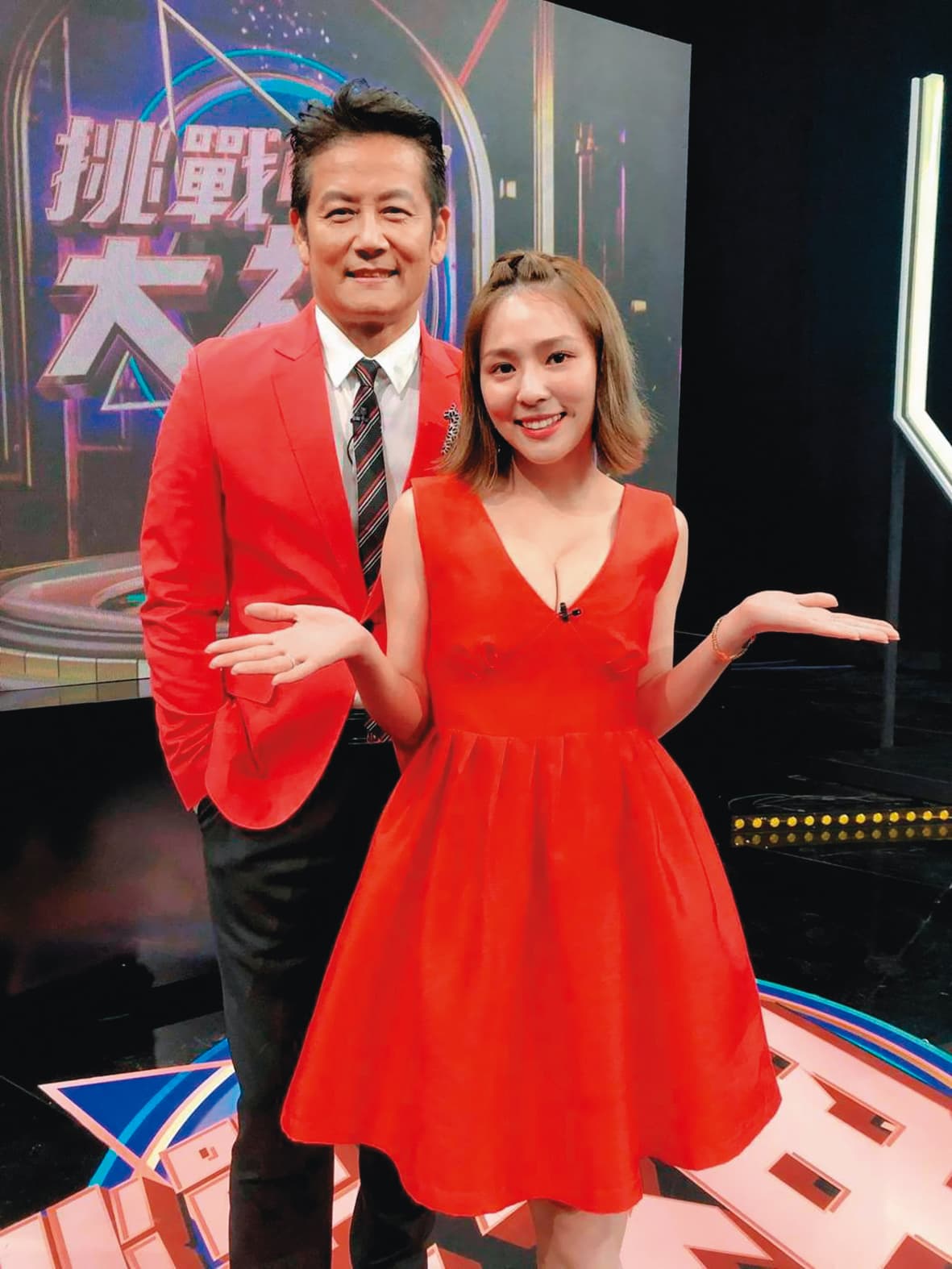 熊熊(右)去年9月和徐乃麟(左)搭檔主持《挑戰吧!大神》,如今傳出主持棒不保。(翻攝自熊熊IG)