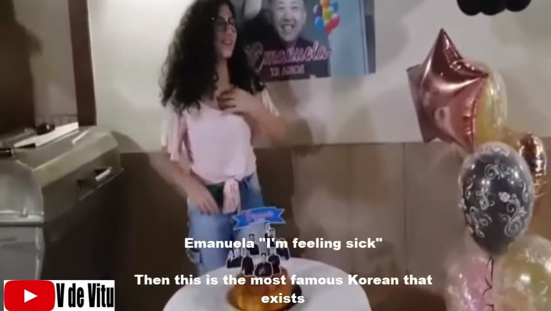 伊曼紐拉看到這麼荒謬的蛋糕，不禁一邊大笑一邊直呼「好想吐」。（翻攝自YouTube V de Vitu）