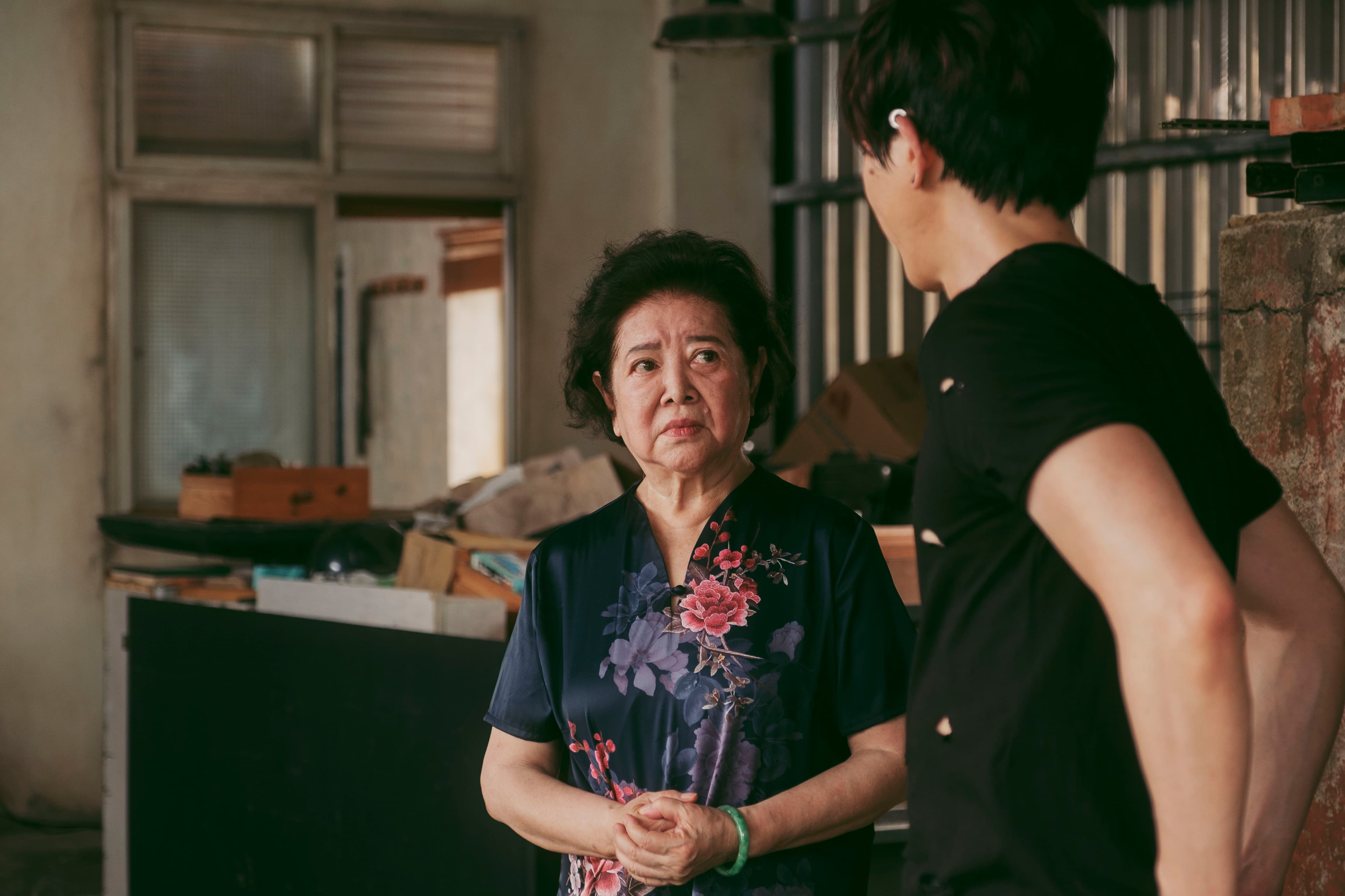 國民阿嬤陳淑芳光是一個眼神就足以主導整場戲的走向,甚至連工作人員都忍不住落淚。(牽猴子提供)