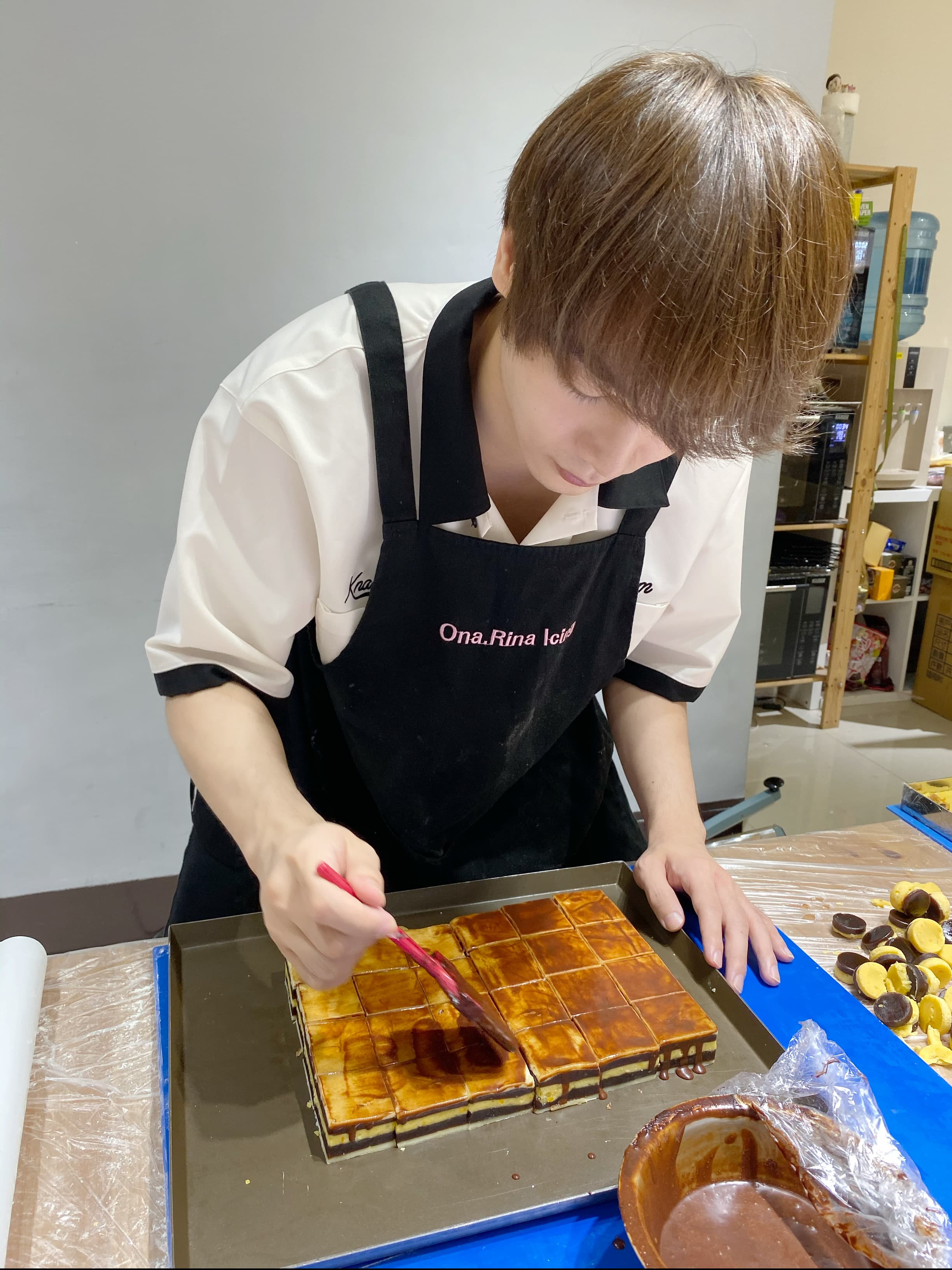 古曜威向甜點老師小路叔叔拜師,學習如何製作東坡肉造型的月餅。(單純夢想文創事業提供)