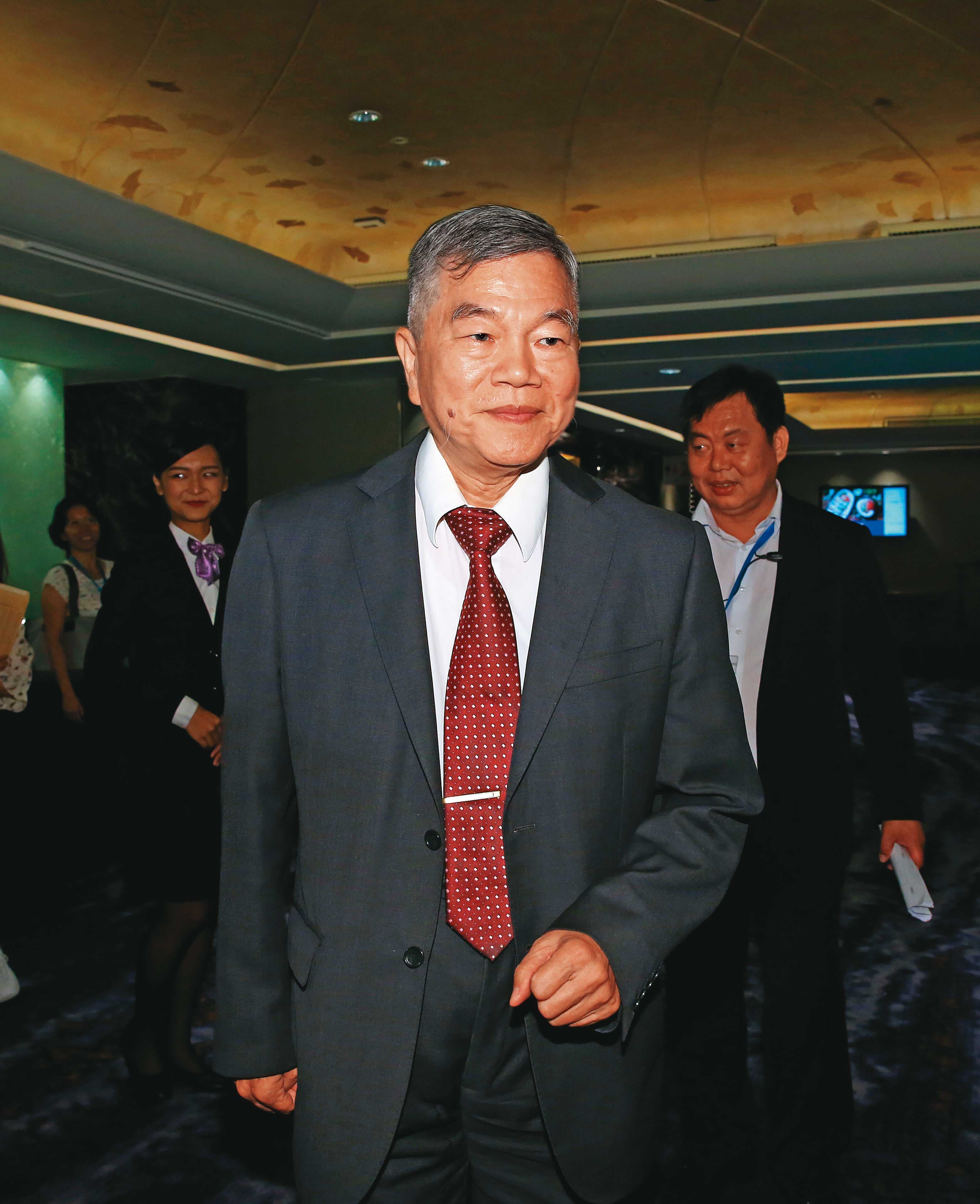 行政院副院長沈榮津召開閉門會議密商,決定釋出2萬公頃廢耕地及林相不好的農地,供業者架設太陽能板發電。