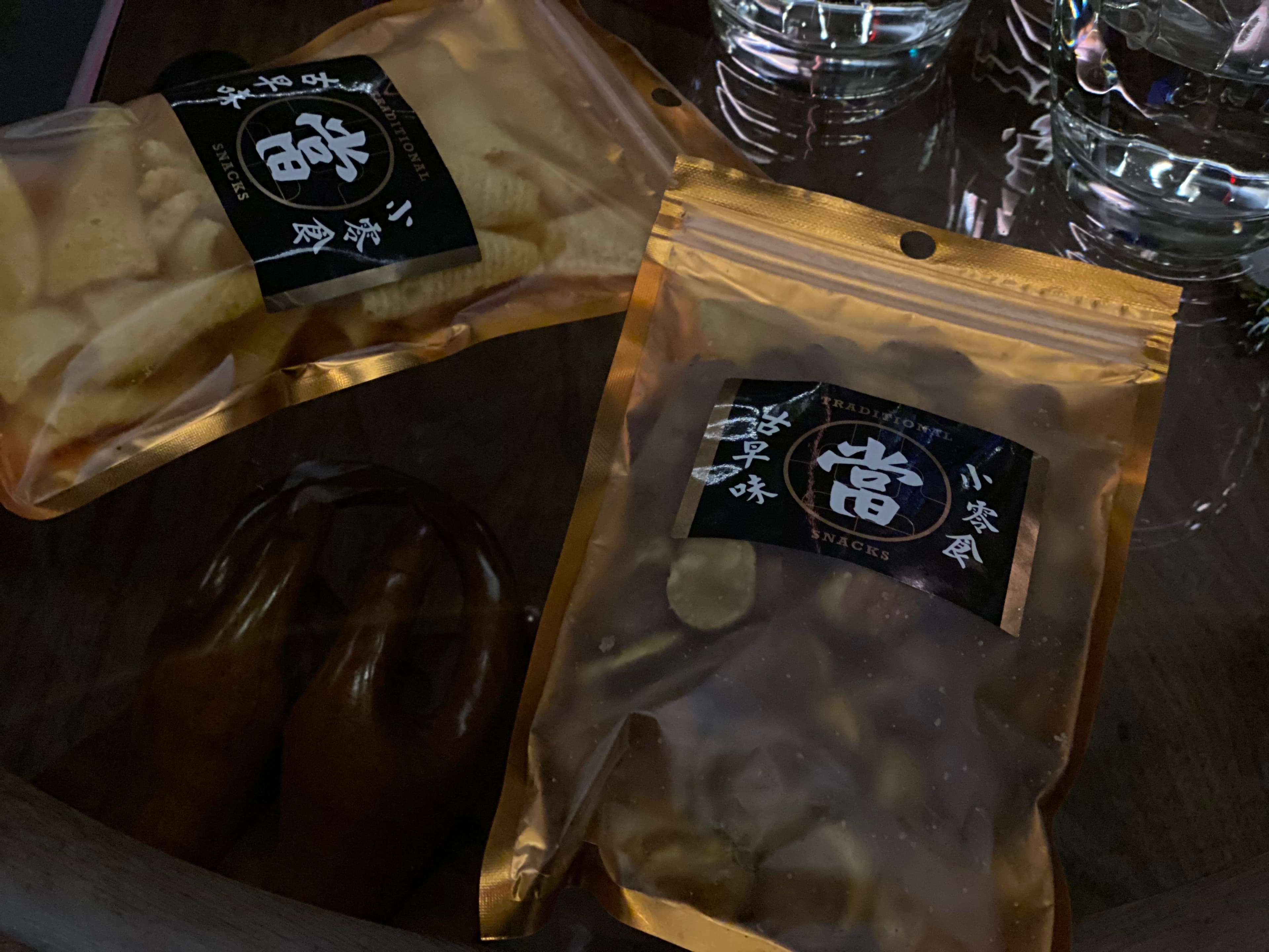 點了蠶豆酥當成小點心,配調酒喝很有意思。(50元/份)