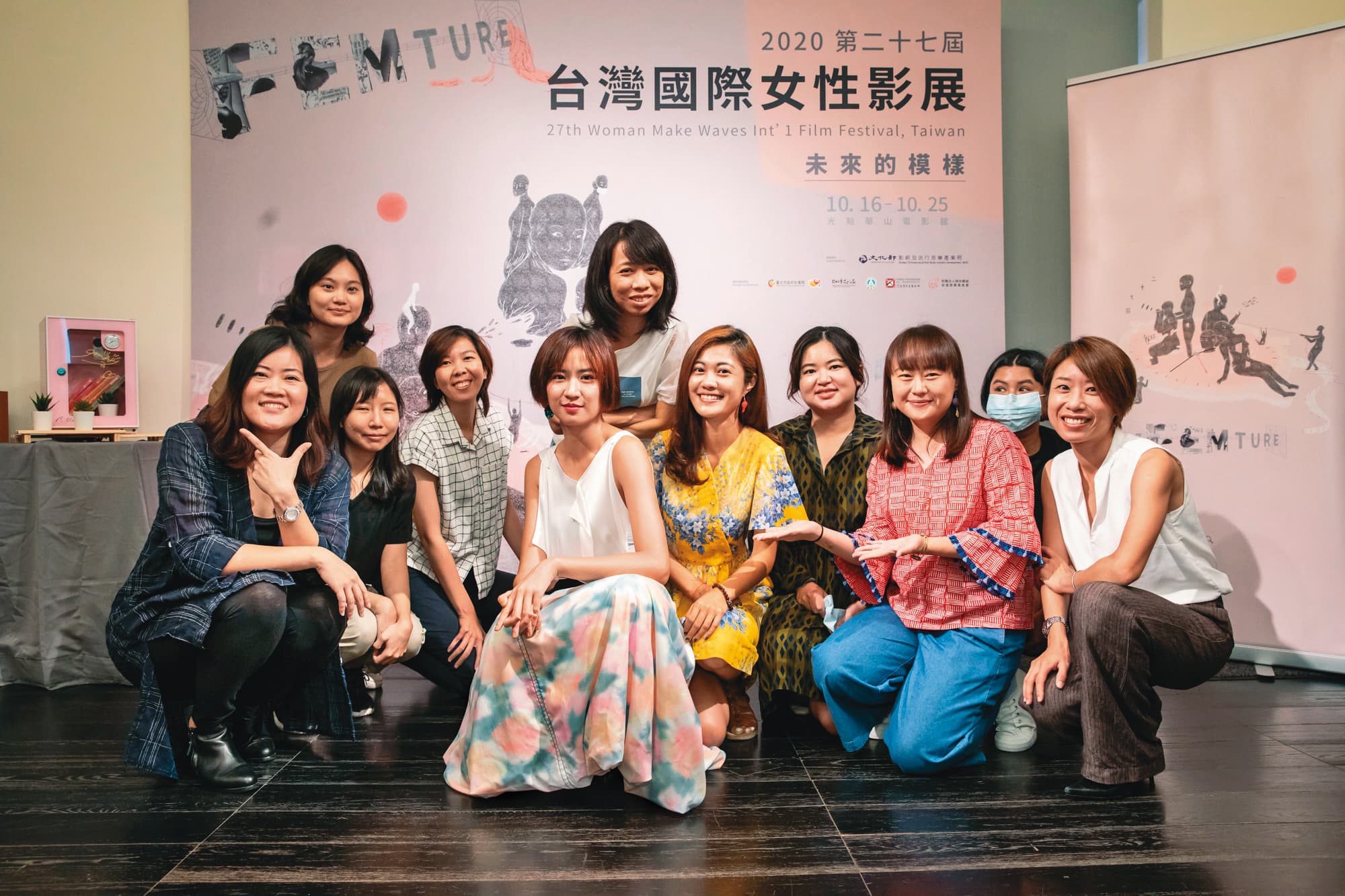 本屆女性影展代言人9m88(前排左四)與女影主席王君琦(右一)、策展人羅珮嘉(左一),以及部分台灣競賽單元入圍者一起出席售票記者會。(女性影展提供)