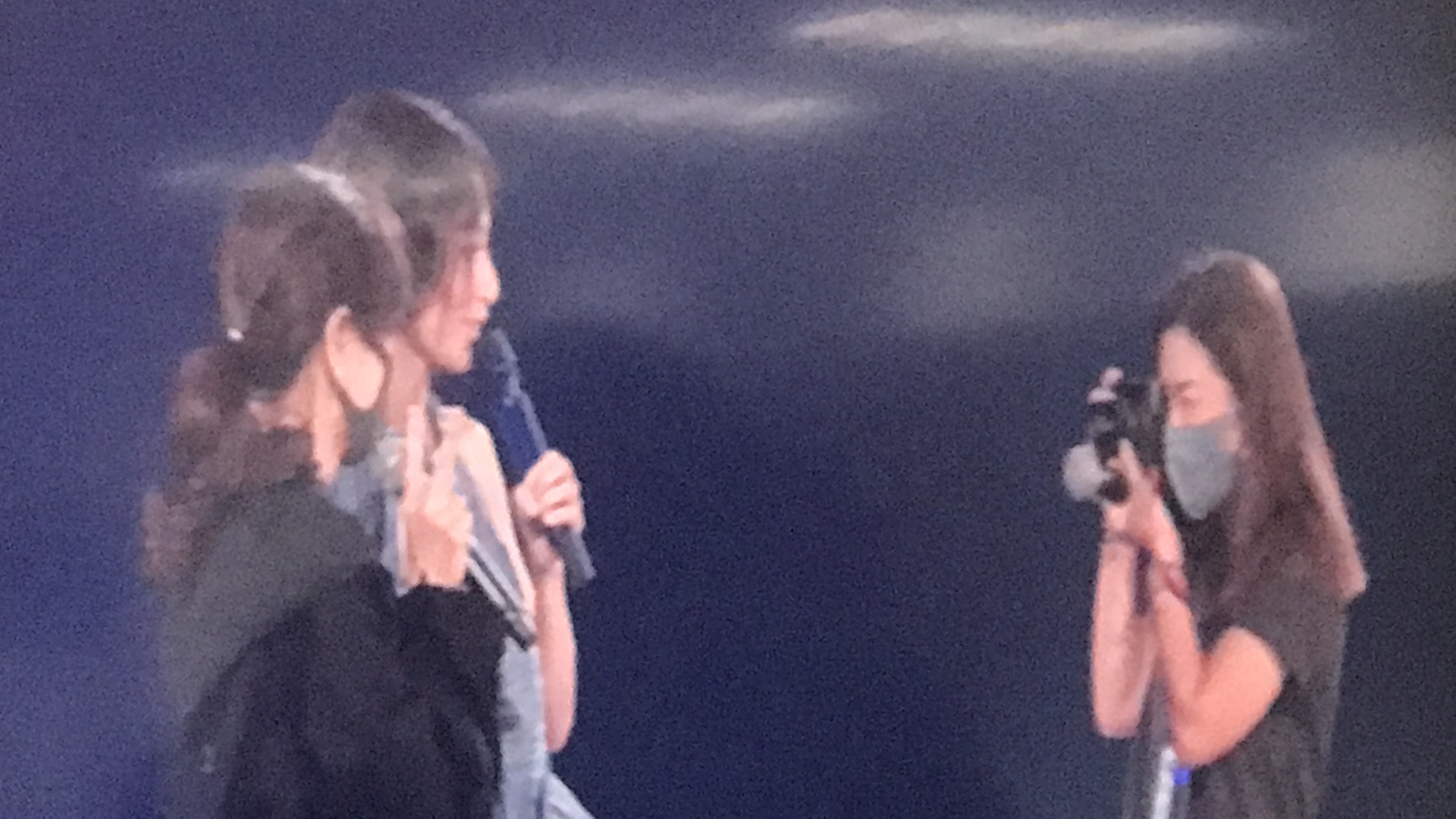 Selina兼職攝影師,幫Ella與Hebe拍照。