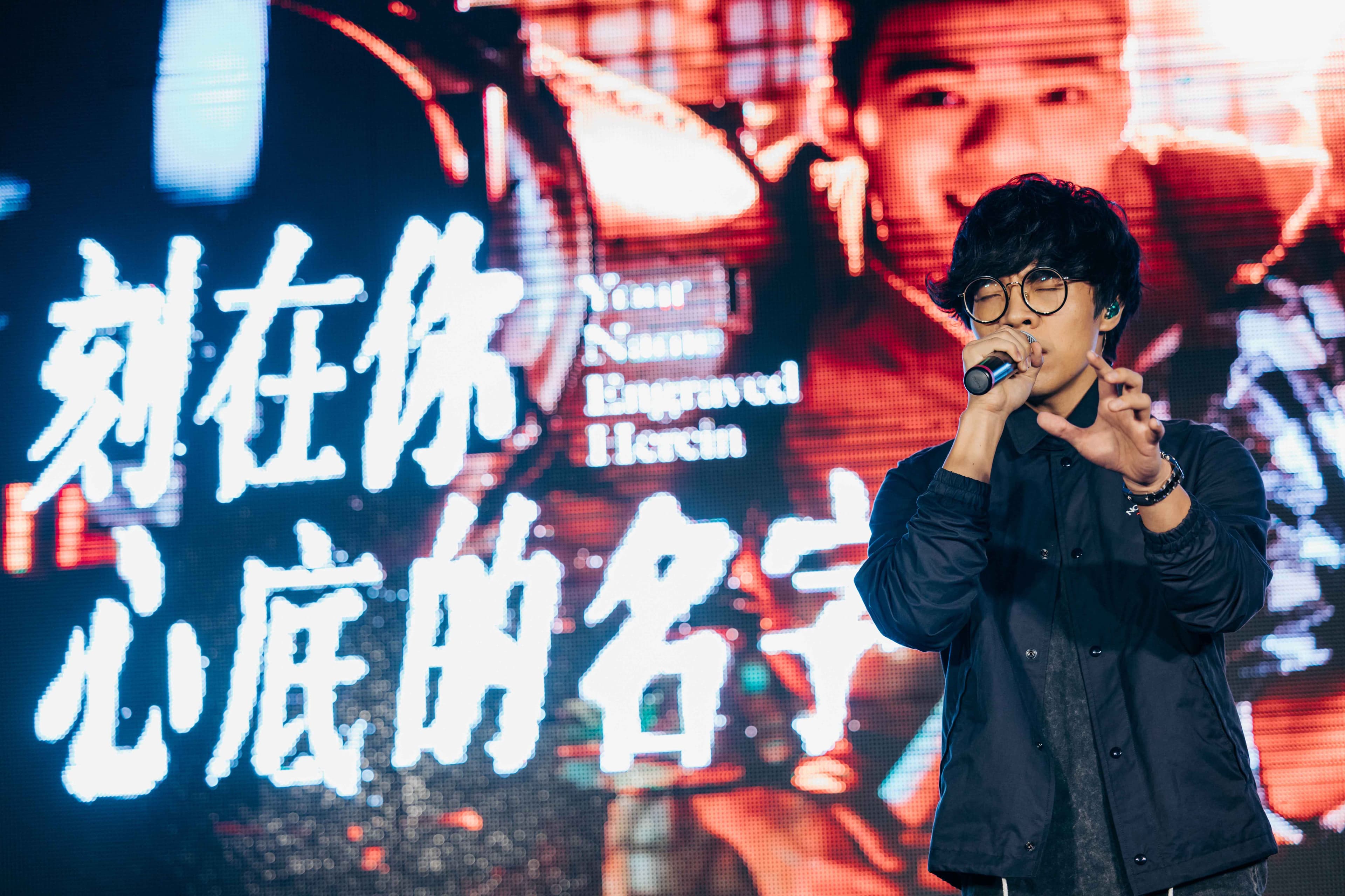 盧廣仲現場演唱電影主題曲〈刻在我心底的名字〉,歌聲動人。(氧氣電影提供)