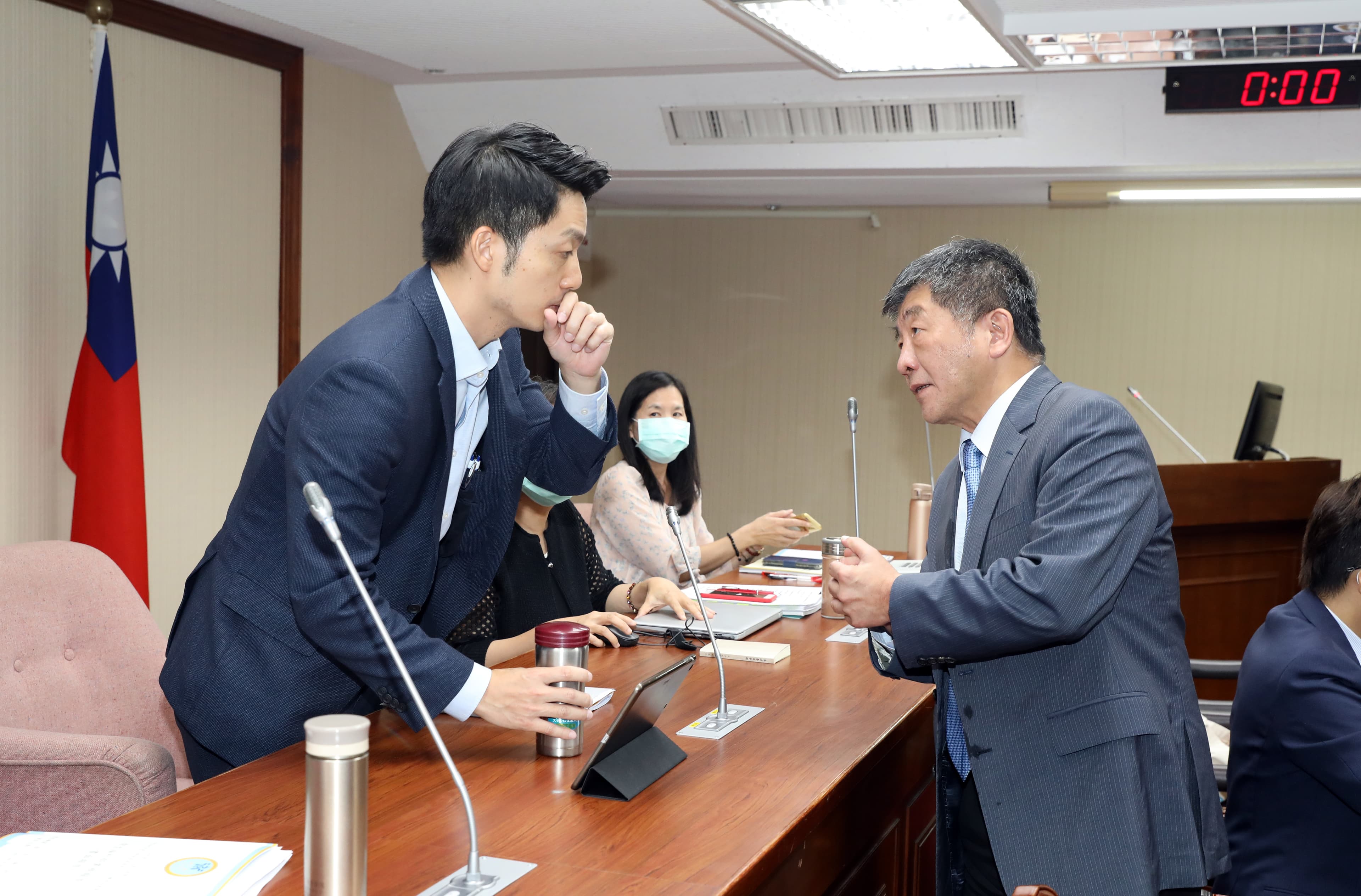 國民黨立委蔣萬安（左）擔任衛環委員會召委，昨在立院針對萊豬開放議題質詢衛福部長陳時中（右），兩人也進行意見交換。