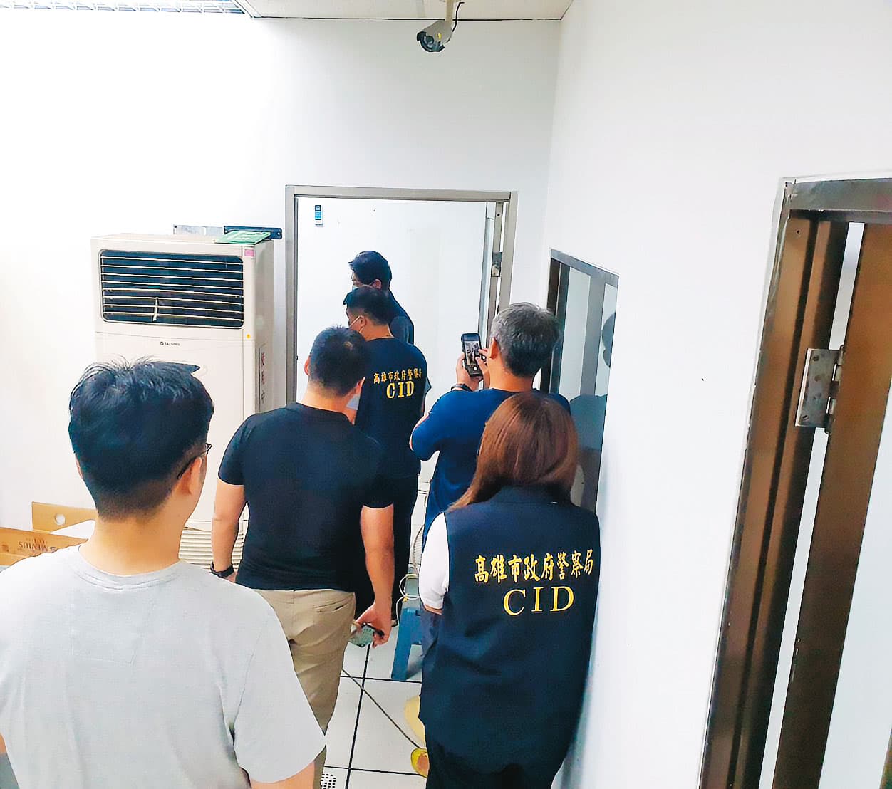 高雄市刑大在王嫌位於北市松山區的機房中,發現高達130萬張的色情照片、影片,受害者有未成年少女。(翻攝畫面)
