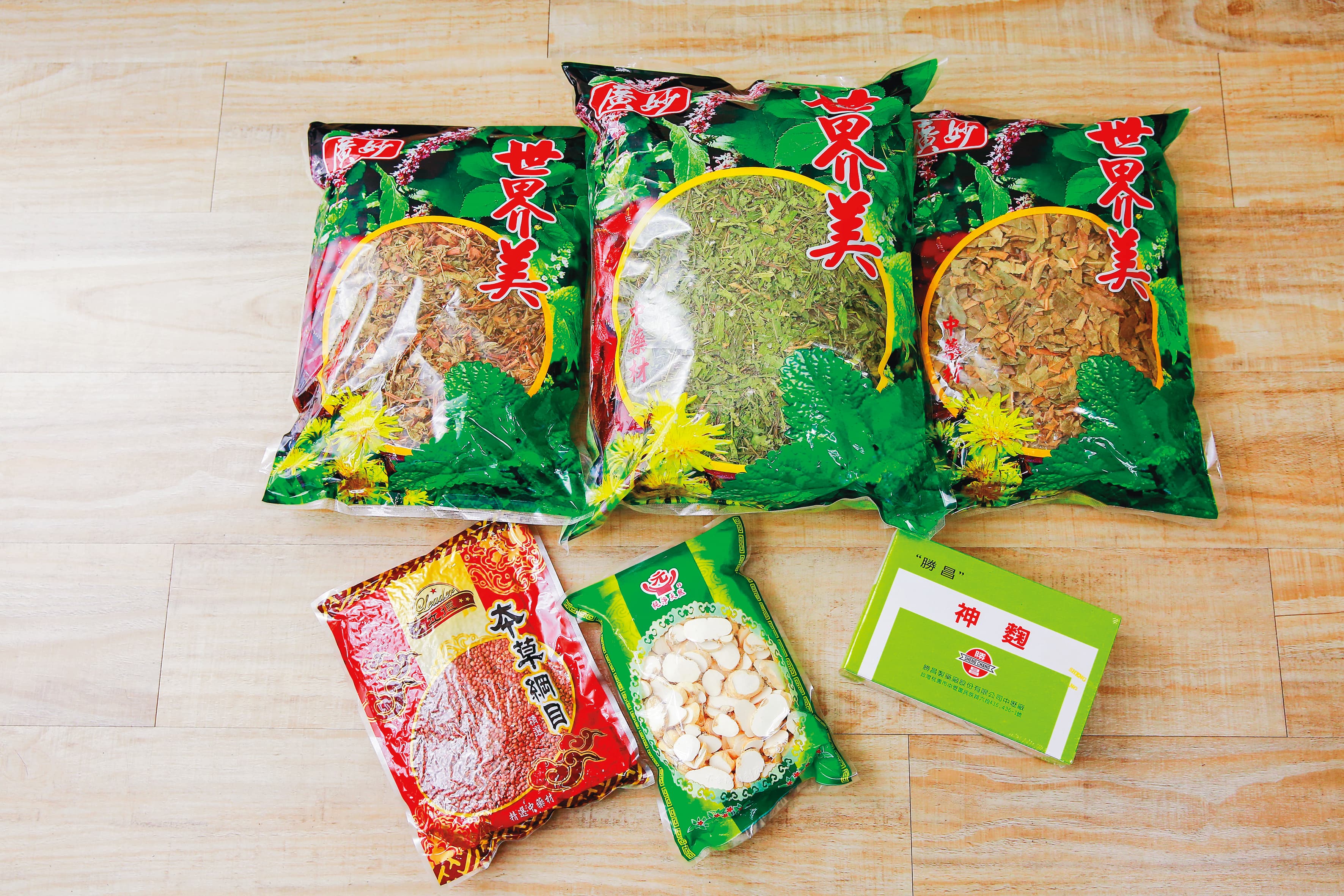 本刊目擊ELVA司機幫她拿的藥,都是一些緩解氣管的藥物。
