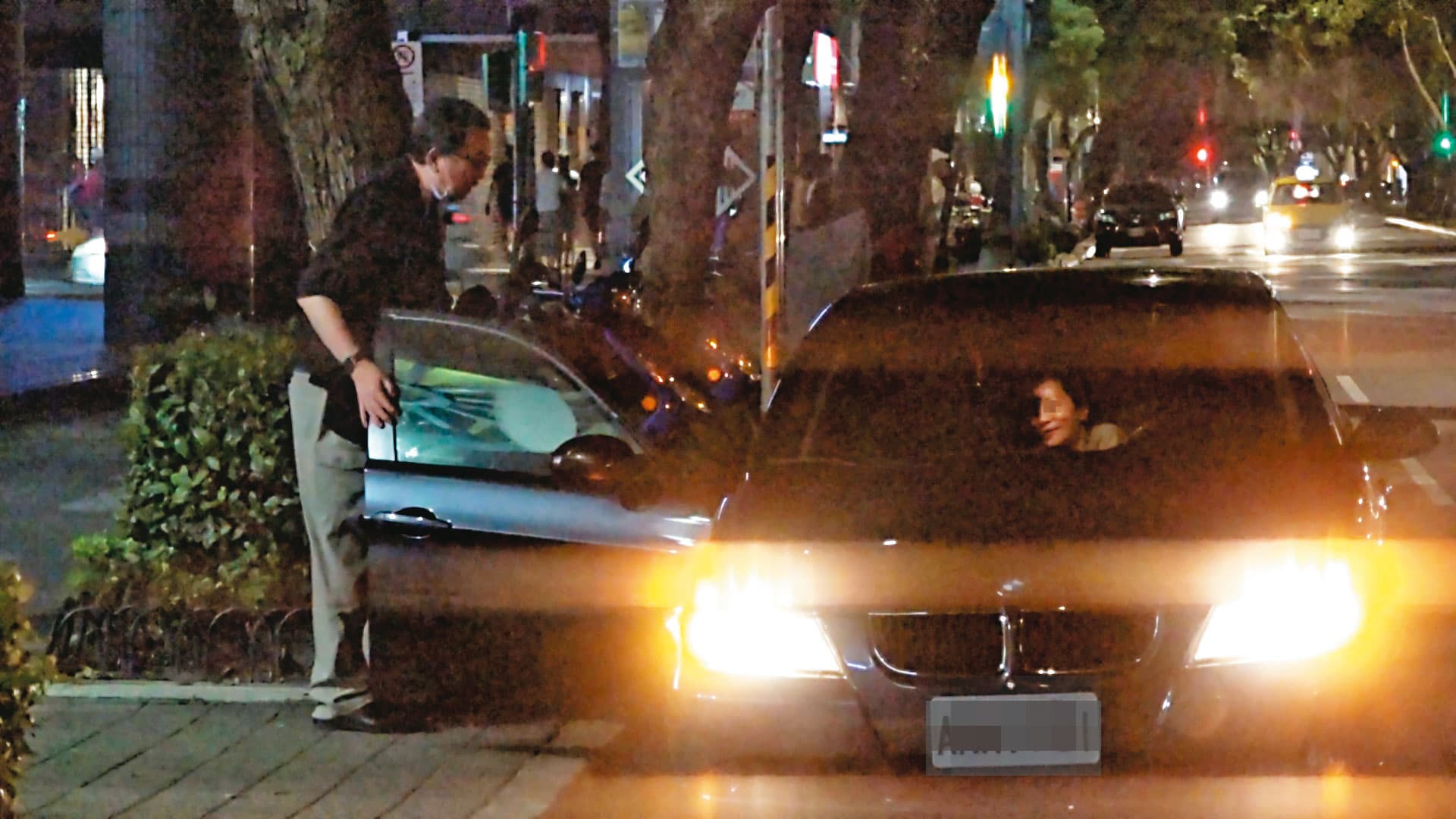 9月17日21:32,趙怡(左)與美魔女(右)車會了半小時,推開車門下車,下車後還頻回頭,捨不得與美魔女道別。