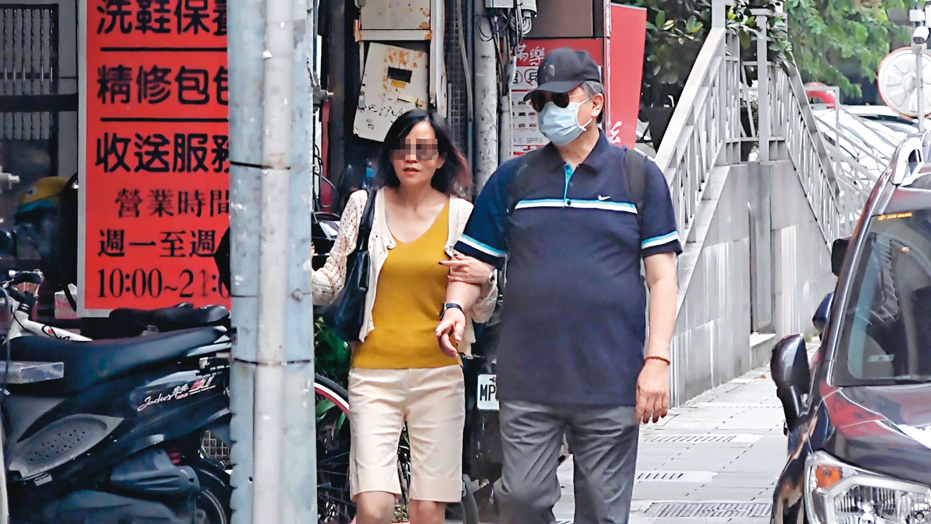 9月11日10:51,美魔女(左)挽著趙怡(右)的手在復興南路一帶上散步。